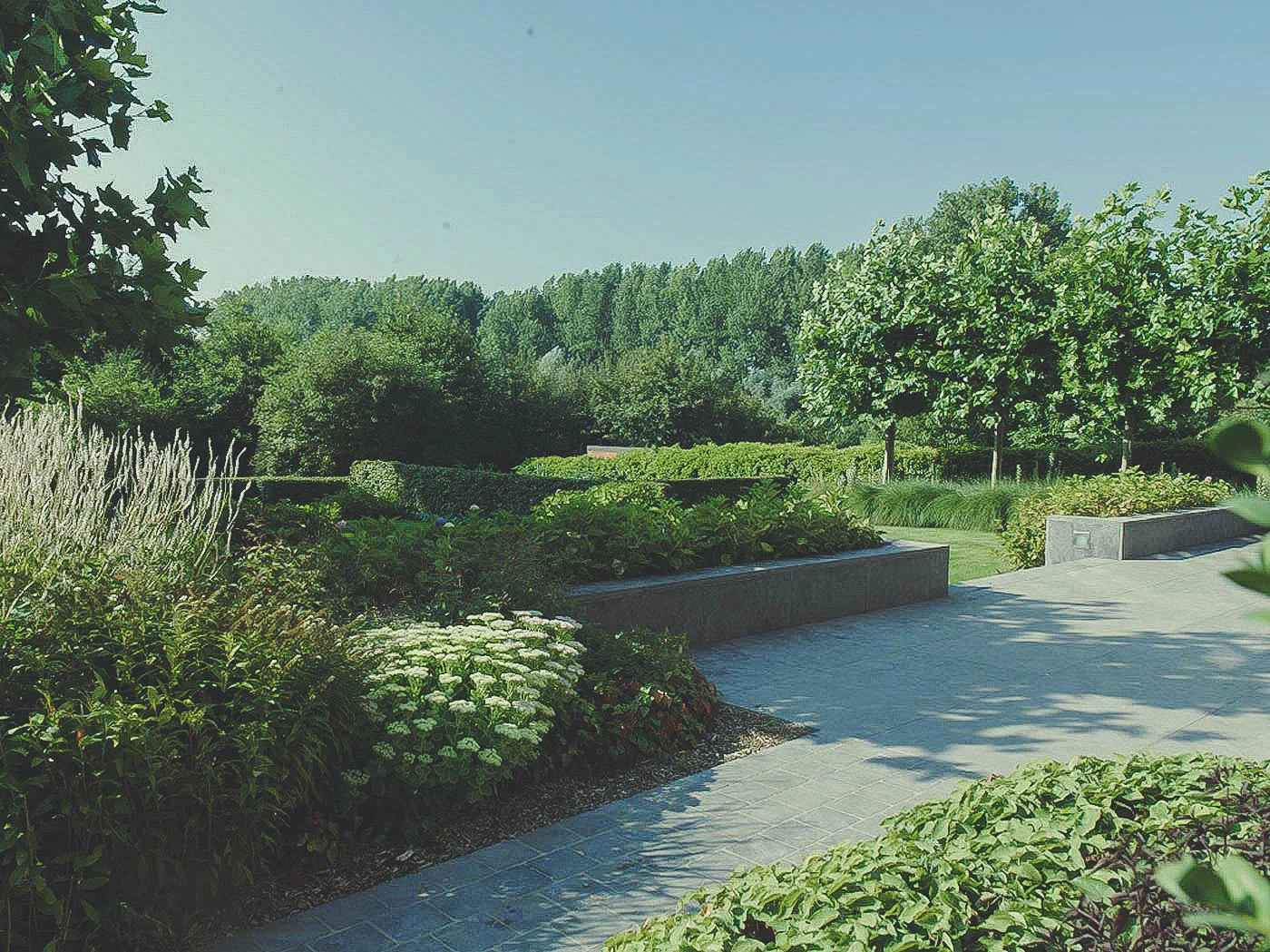 Terras en zitplek in de strakke tuin