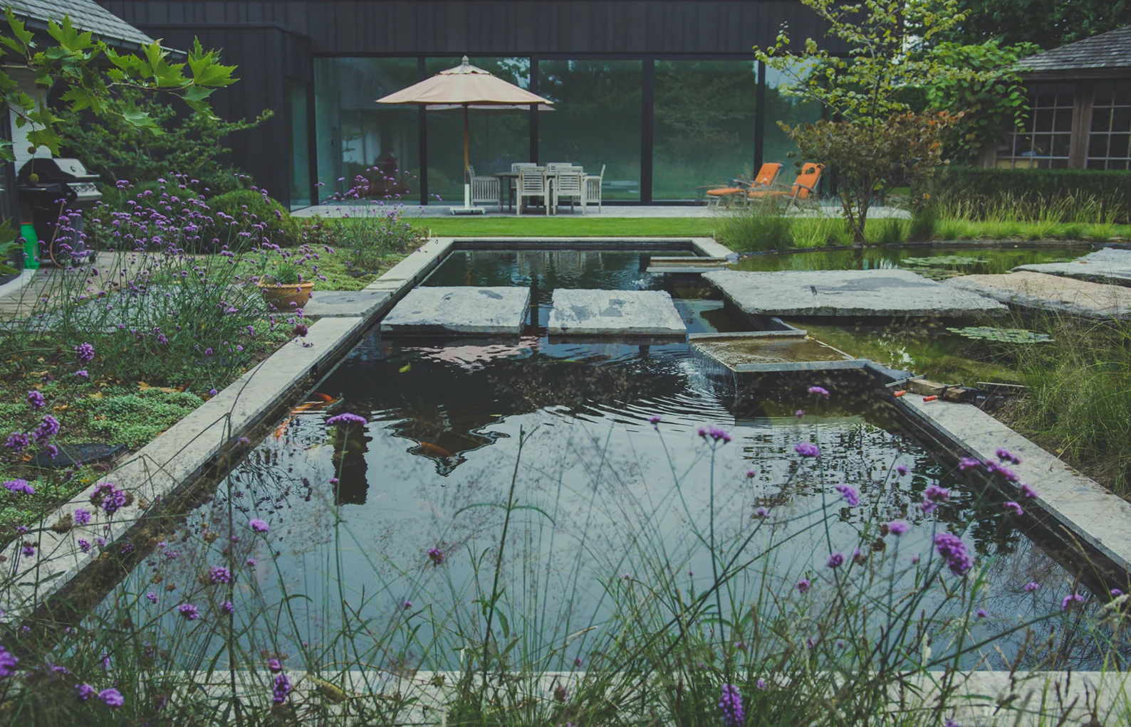 Waterpartij in de landelijke tuin in Oudenaarde