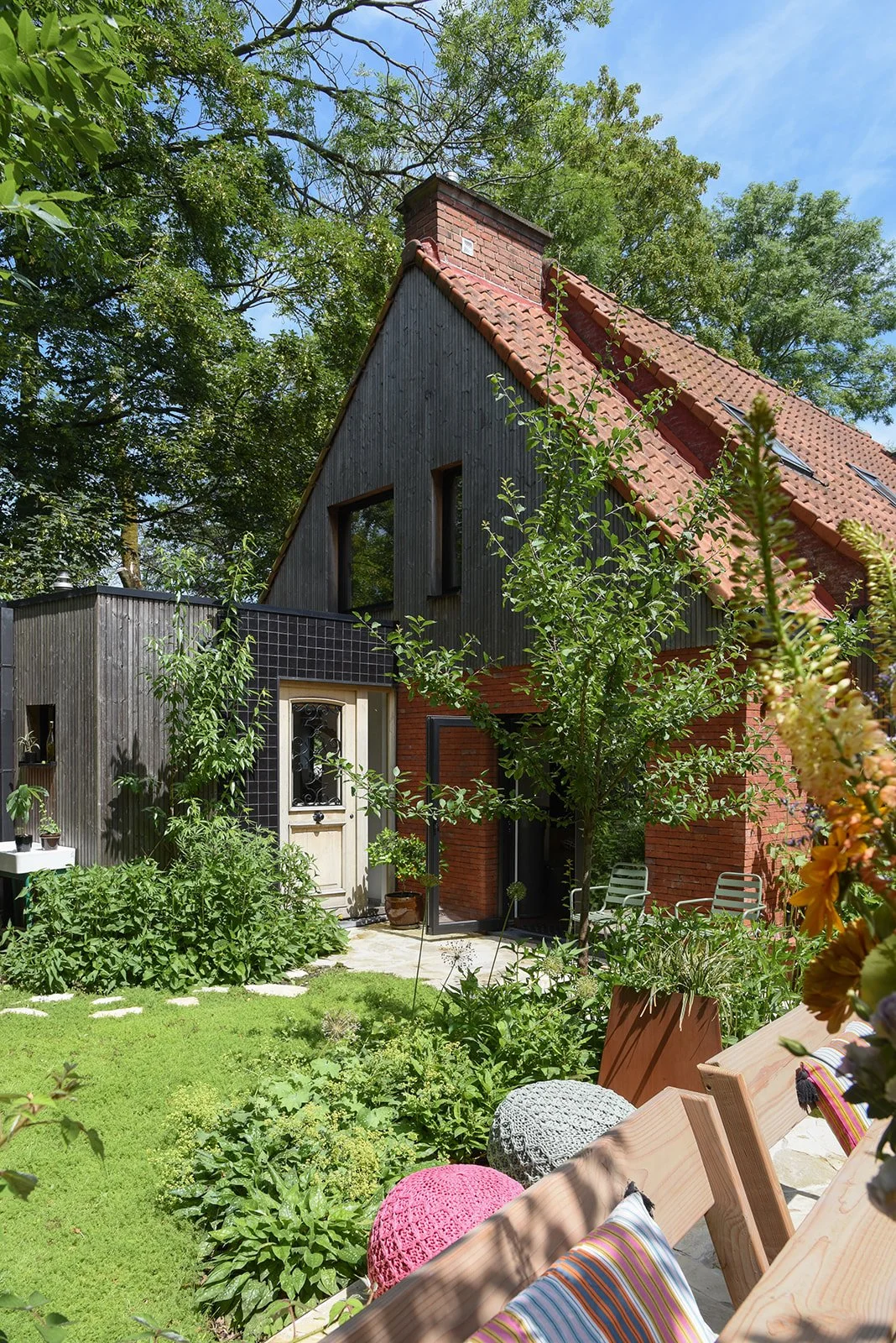 Weelderig groen rond het huis [landelijk] [stadstuin]