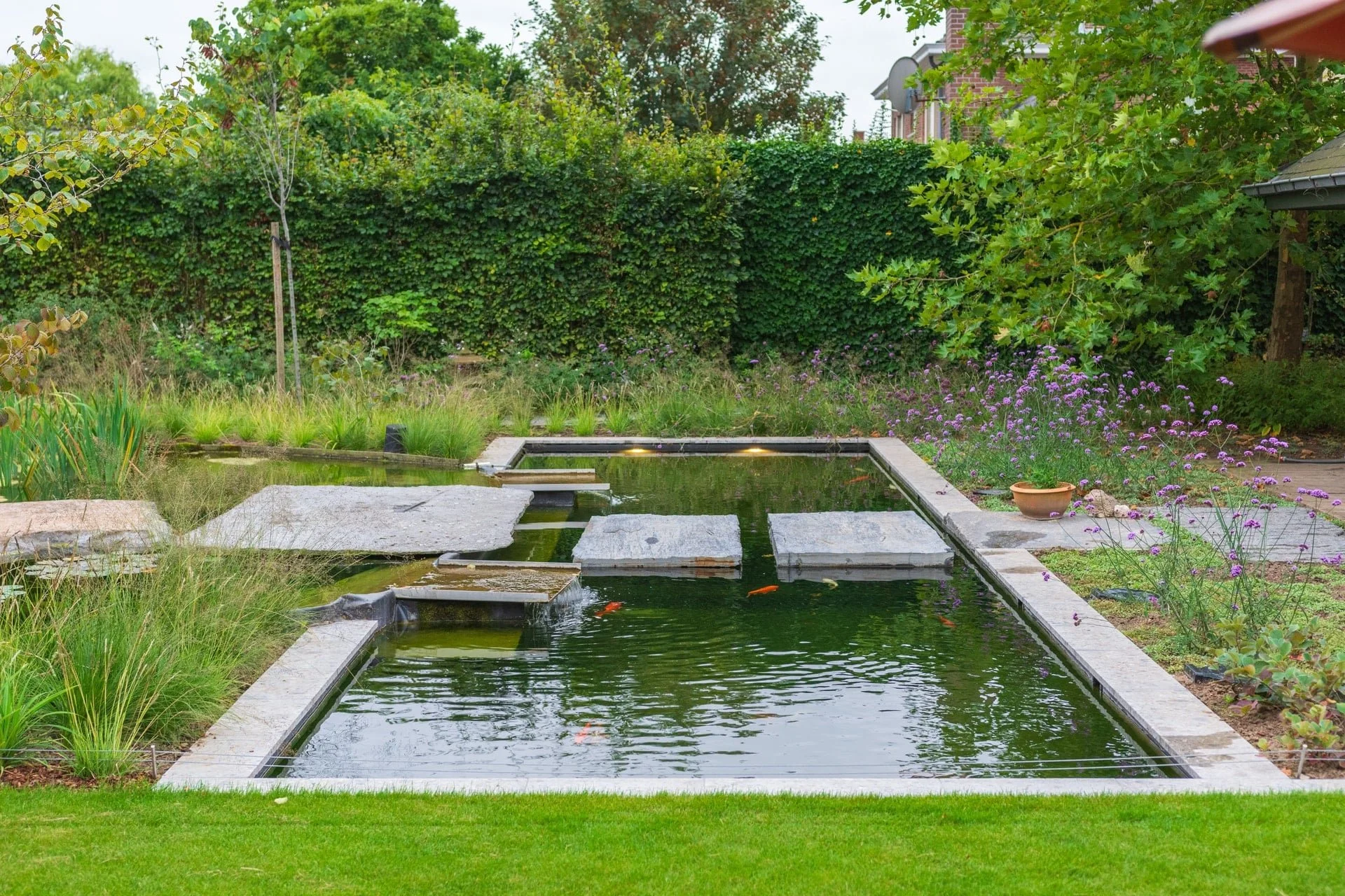 Koivijver met natuurstenen stapstenen [modern] [water]