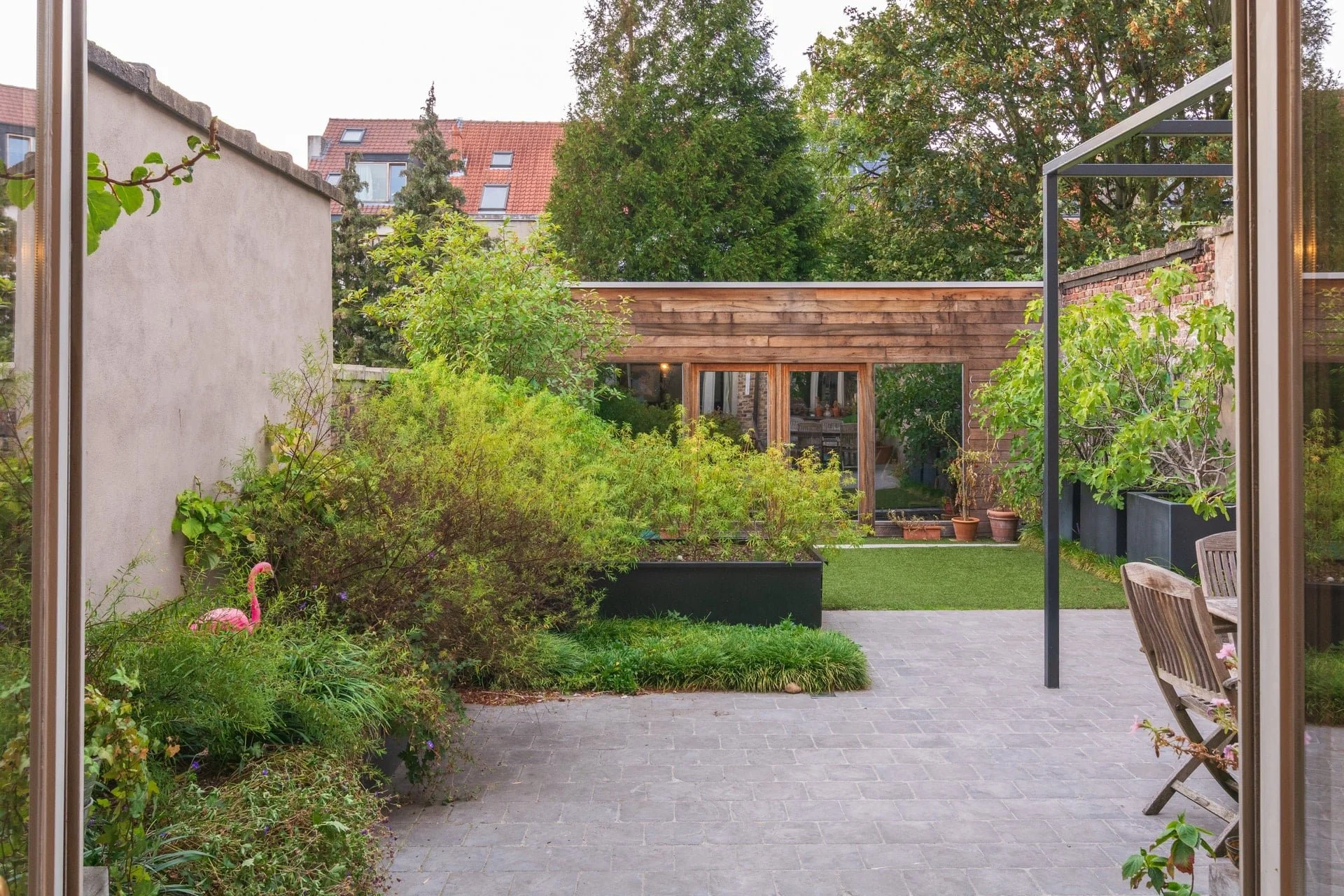 Stadstuin met houten overkapping [modern] [stadstuin]
