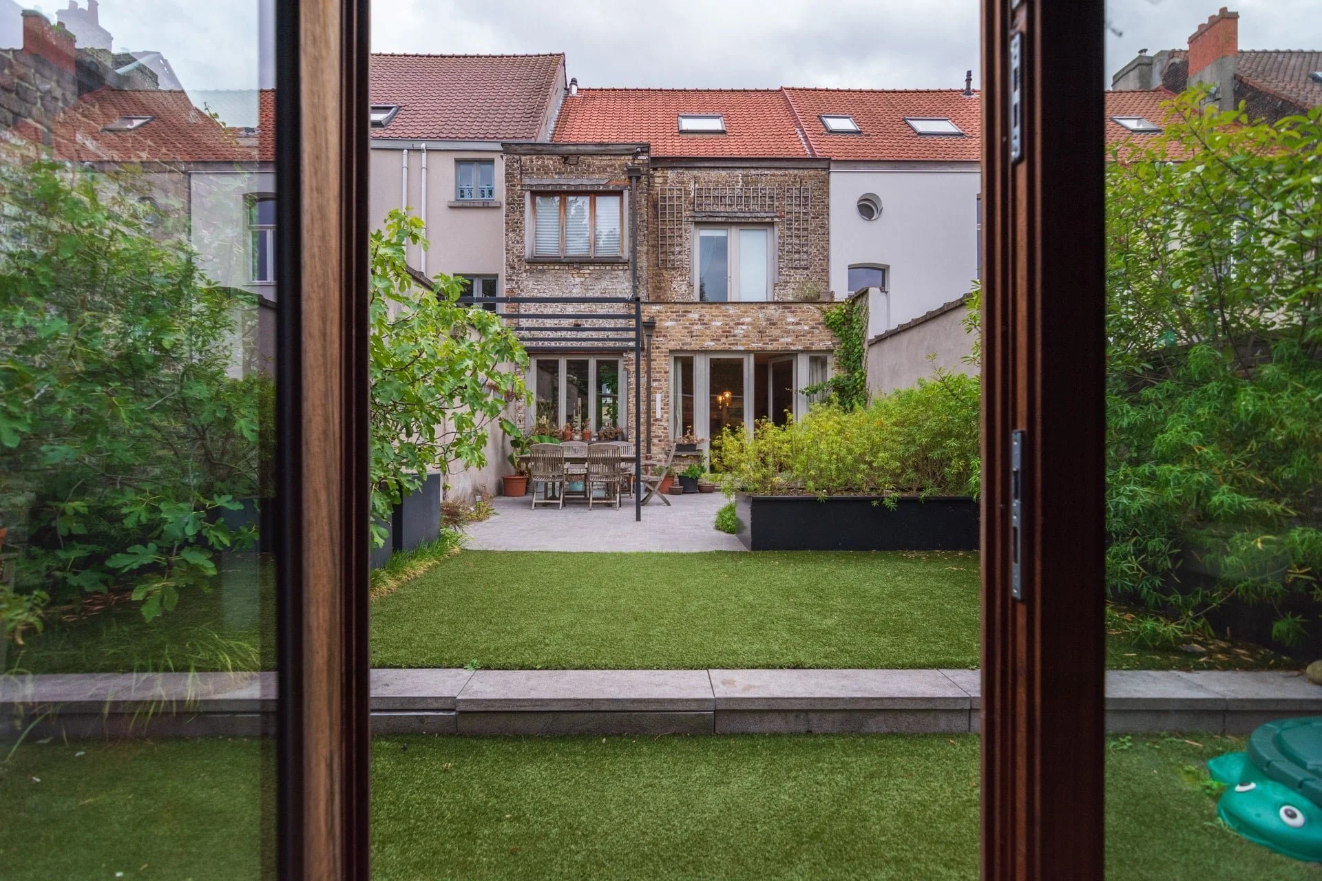 Blik door het raam op de tuin [modern] [stadstuin]