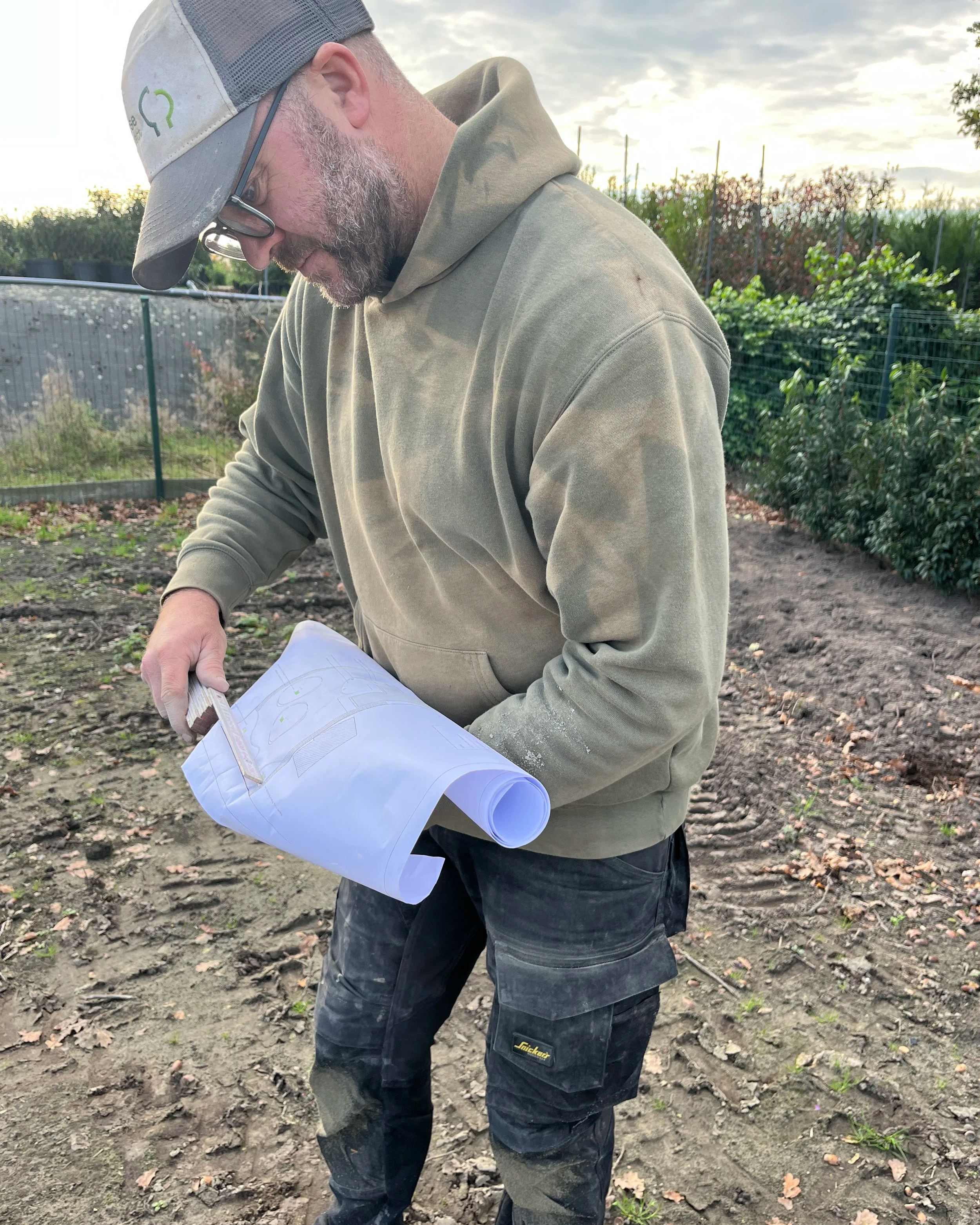 Tijs De Roose bekijkt het tuinplan op de werf