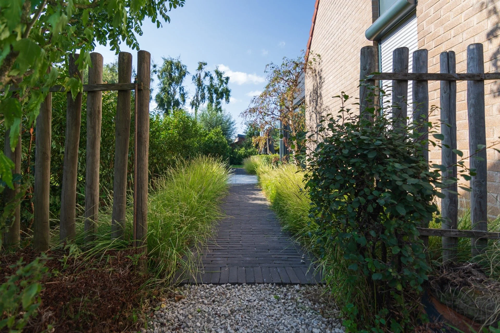 Klinkerpad langs de gevel [landelijk]