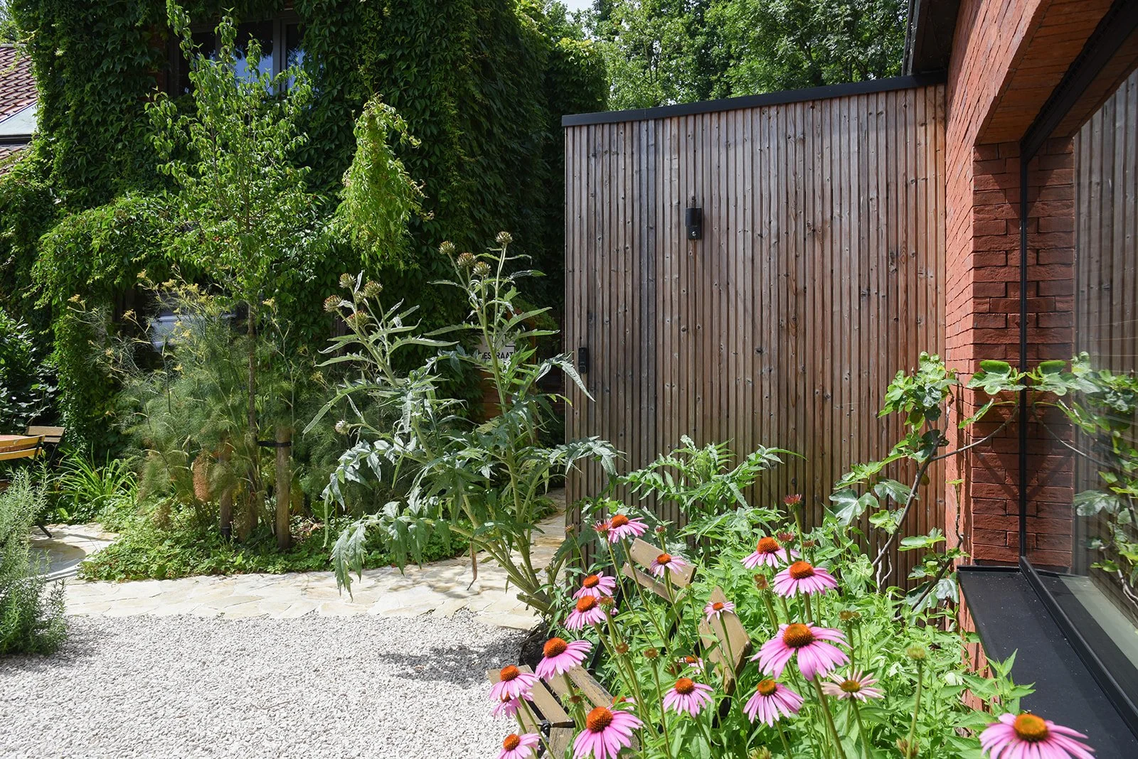 Grind, natuursteen en bloeiende borders [landelijk] [stadstuin]