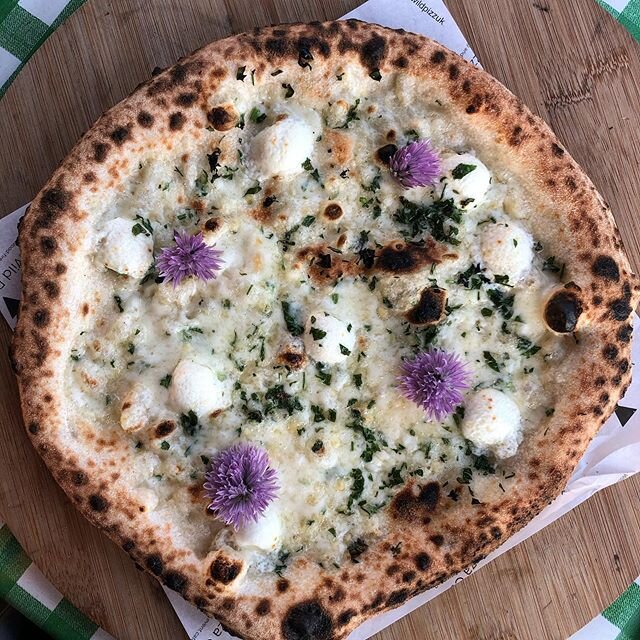 Chive Blossom
Goat&rsquo;s Cheese
Fior di Latte
Parsley

#pizza #pizzauk #pizzaiolo #pizzatime #pizzalover #pizzaparty #pizzagram #food #foodporn #foodie #instafood #italianfood #pizzeria #streetfood #food #foodtruck #pizzatruck #pizzavan #wedding #b