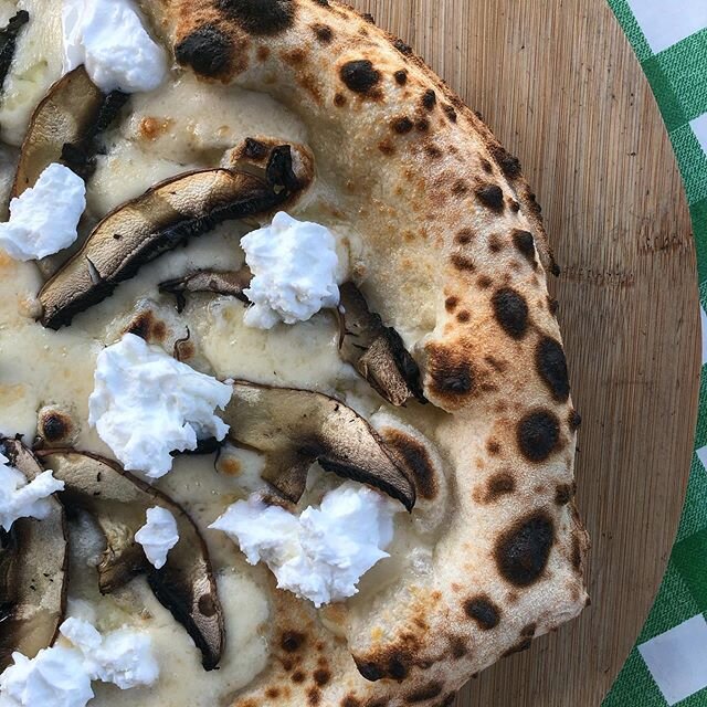 Magic Mushroom

Portobello Mushrooms, Burrata, Garlic, Olive Oil, Fior di Latte

#mushroom #magic #pizza #pizzauk #pizzaiolo #pizzatime #pizzalover #pizzaparty #pizzagram #food #foodporn #foodie #instafood #italianfood #pizzeria #streetfood #food #fo