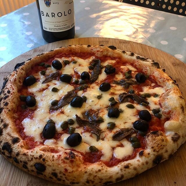 It&rsquo;s been a while since I had one of these. Up there with my favorites.

Anchovies, capers, black olives, fior di latte, tomato

And a bottle of Barolo 👌

#pizza #pizzauk #pizzaiolo #anchovies #capers #barolo #barolowine #pizzatime #pizzalover