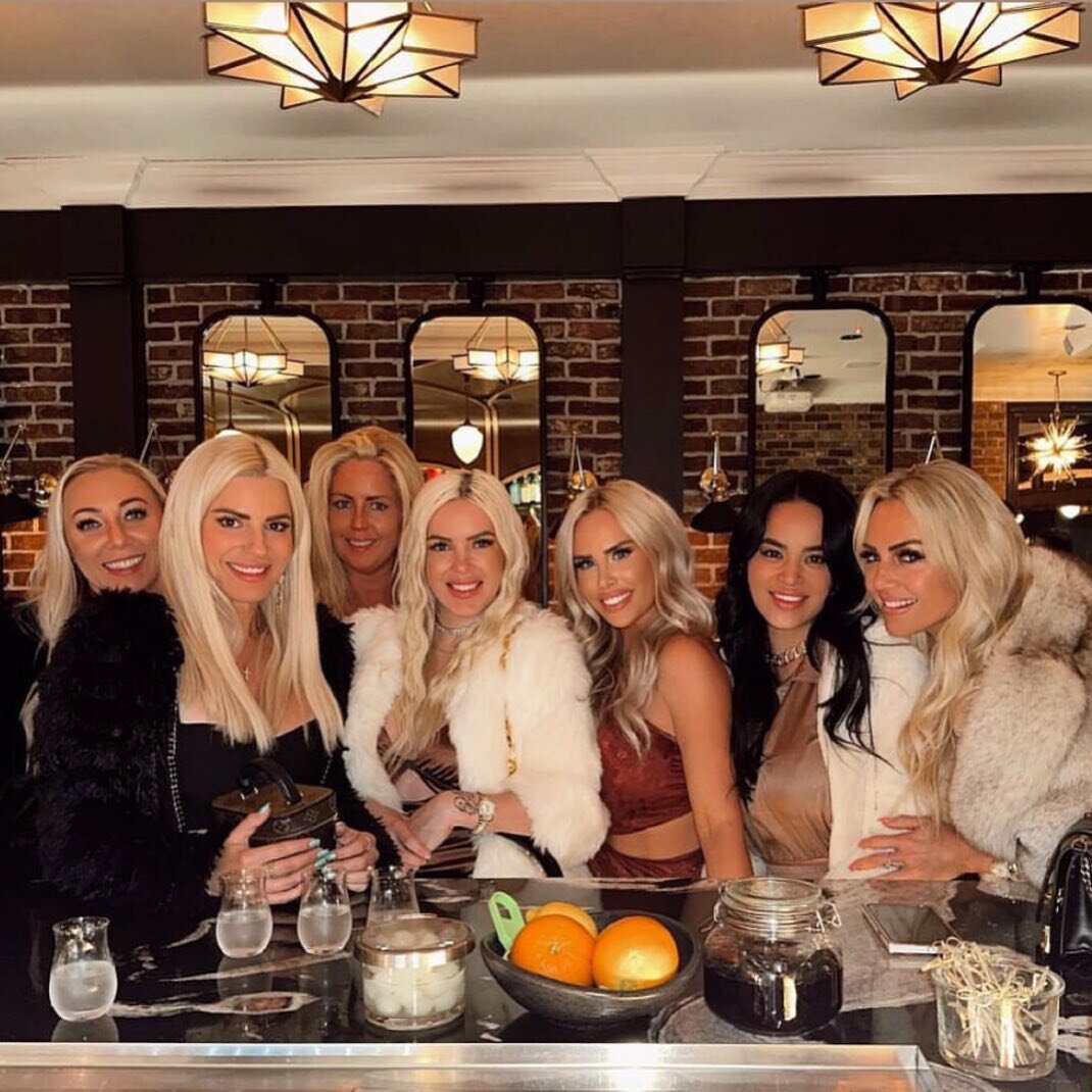 How many blondes can fit into one bar? And how many birthdays can we have in a row! 🥂👯&zwj;♀️ @colie__bailey @marissalynneb @moni_april @morgan_stiles @kathrynjohann @triciaberens @stacyinthesky @thedrakelaguna