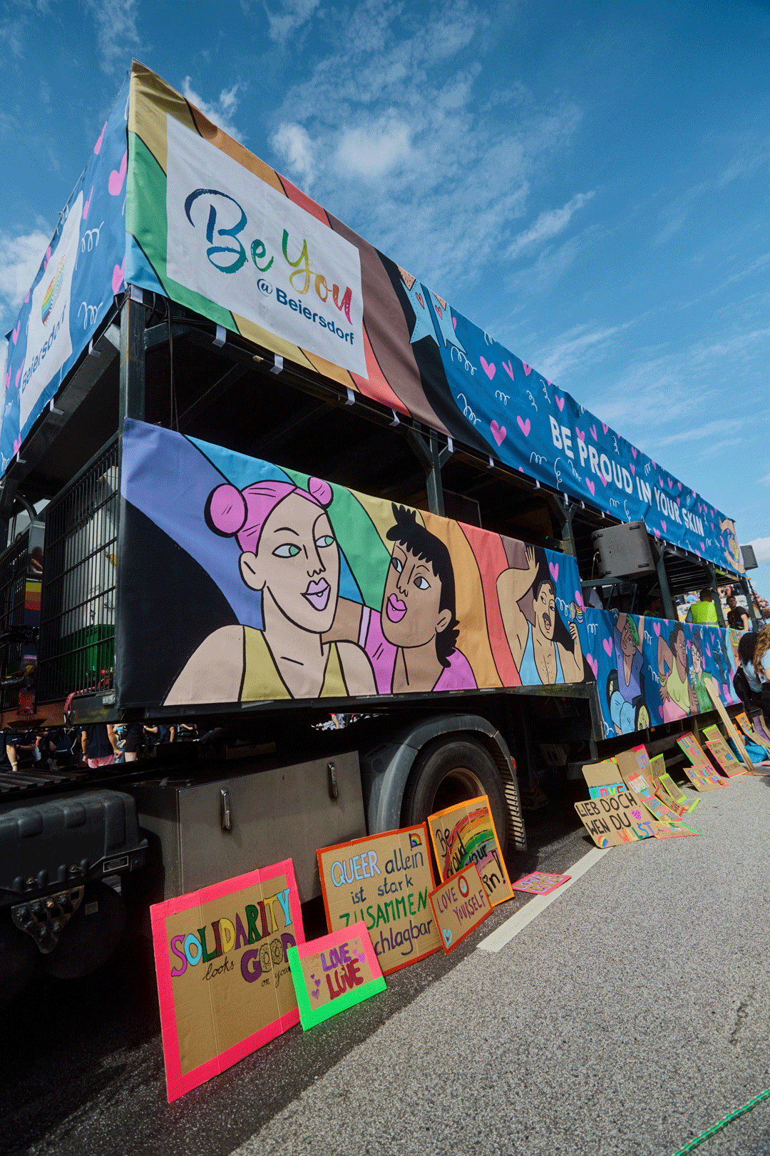 Nivea-CSD-Truck-Design_Photo-by-Julia-Haerdtl_06_beiersdorf_beyou_CSD_082026_julia_schwendner-0137.png