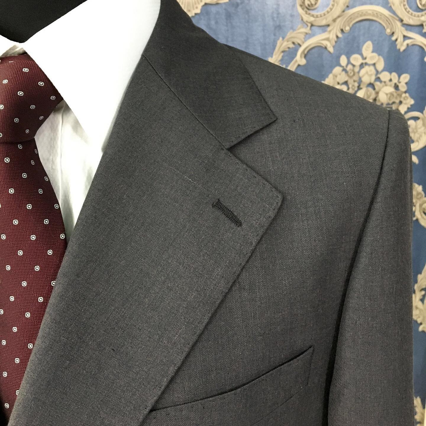 Dettagli sartoriali.⠀
Follow: @SuitableSartoria⠀
&bull;⠀
&bull;⠀
&bull;⠀
&bull;⠀
&bull;⠀
#Sumisura #sartoria #abitosumisura #camiciasumisura #bespoke #bespoketailoring #madetomeasure #customclothing #tailor #tailoredsuit #menswear #citylifemilano #su