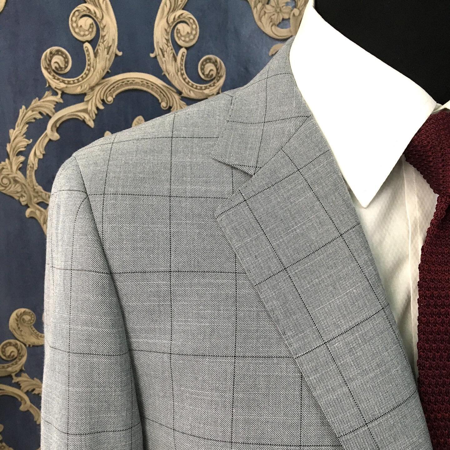 Spalla italiana.⠀
Follow: @SuitableSartoria⠀
&bull;⠀
&bull;⠀
&bull;⠀
&bull;⠀
&bull;⠀
#Sumisura #sartoria #abitosumisura #camiciasumisura #bespoke #bespoketailoring #madetomeasure #customclothing #tailor #tailoredsuit #menswear #citylifemilano #suit #