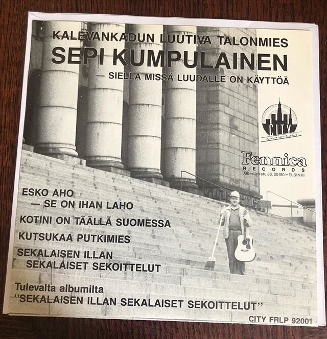 No tuota eip&auml; oo keikkaakaan niin on hyv&auml;&auml; aikaa muistella. Eli jatketaan diskografiaa. Fennica Records mieless&auml;in. 1991 tuli siis tuo legendaarinen Armotonta Menoa EP ja heti pian per&auml;&auml;n Kalevankadun Laulava Talonmies L