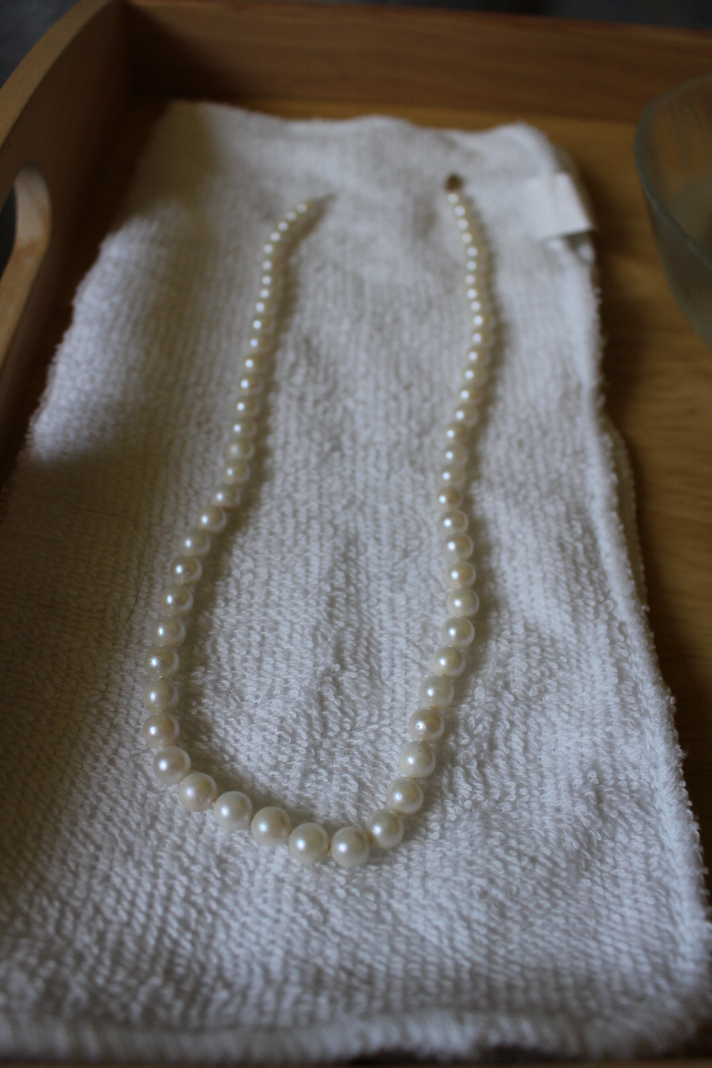  Lay the pearls flat until they are completely dry 