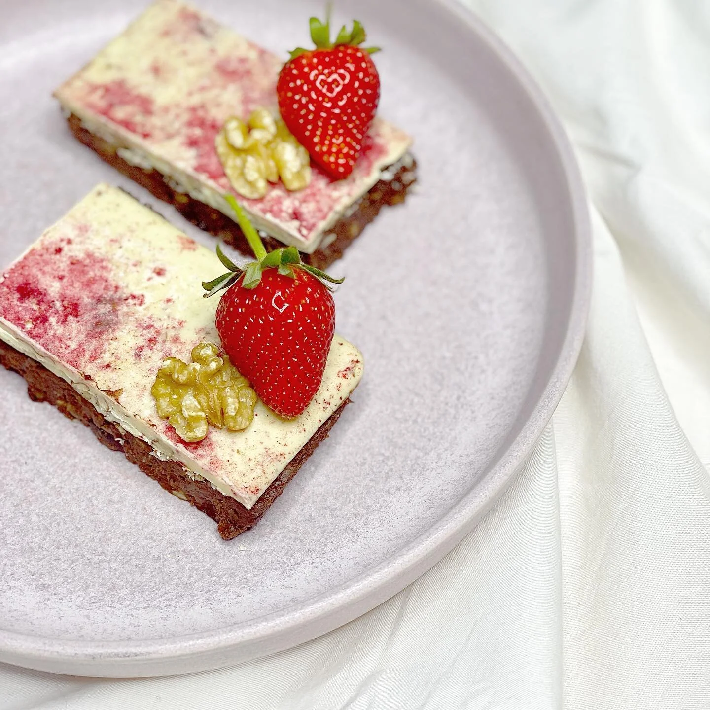 One for the weekend! 🌧🧑&zwj;🍳🍰
🍓STRAWBERRY + SULTANAS MILLIONAIRES SLICE🍓

INGREDIENTS
1&frac12; cups walnuts
1 cup sultanas, soaked in water and drained
&frac14; cup cacao powder
&frac14; cup unsweetened desiccated coconut
1 - 3 tbsp coconut o