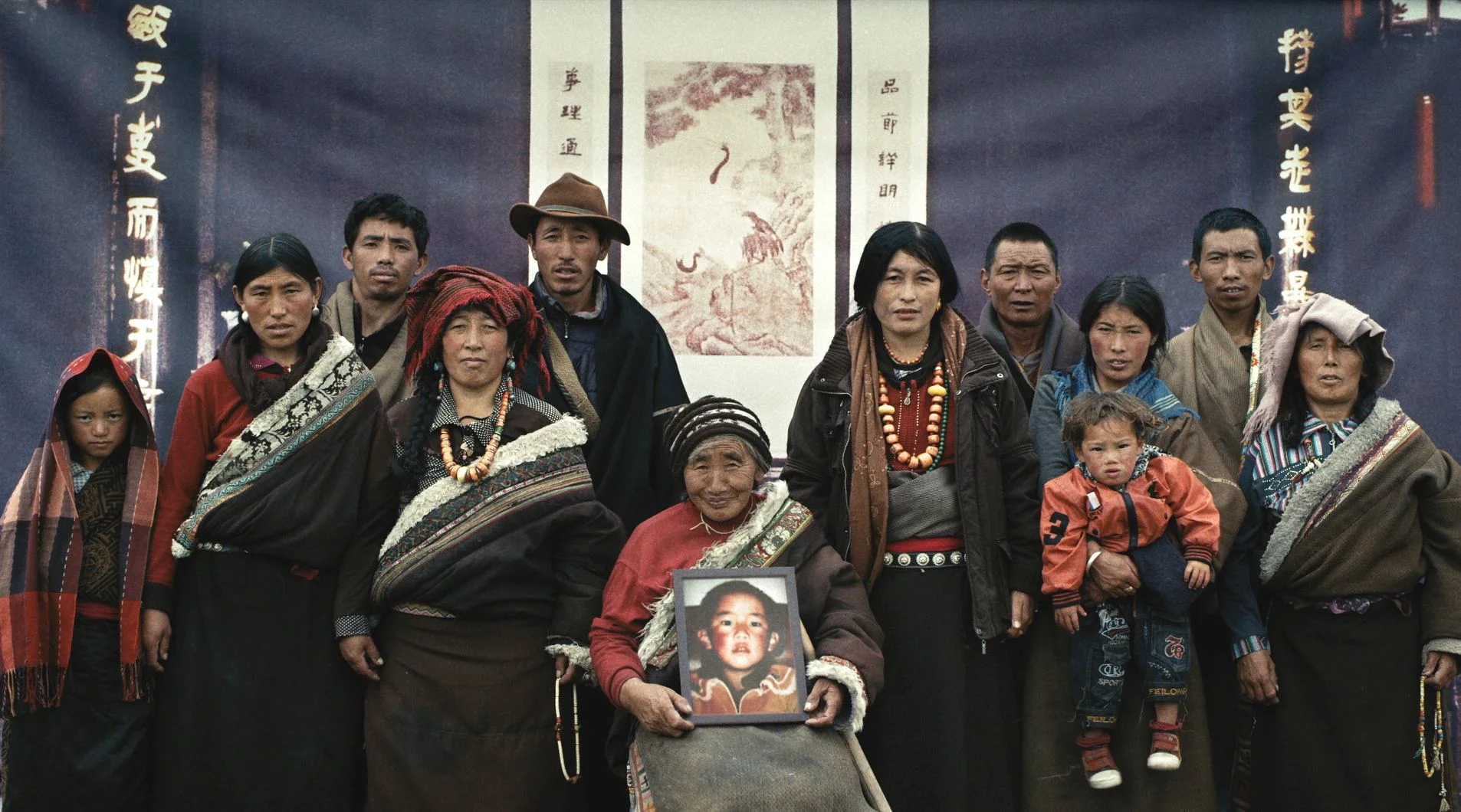 Butter Lamp Hu Wei | 2013 | Drama | 15’ | Tibet, Frankreich | Tibetan with English Subtitles A young photographer and his assistant decide to take photos of Tibetan nomads and have prepared various background motifs for them. Traditionally dressed families appear in front of the “Disneyland”, the “Olympia Stadium” or the “Potala Palace”. It is not only the resulting family shots, but above all conversations during the shots that provide an insight into their lives. “Butter Lamp” was nominated for an Oscar for Best Short Film in 2014. The director Hu Wei, born 1983 in Beijing, studied at the Parisian film school La Femis.