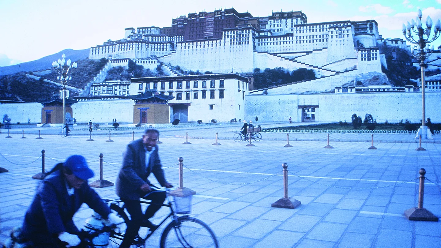 A Stranger in my Native Land Tenzing Sonam, Ritu Sarin | 1989 | Tibet | 32' | Documentary | English, Tibetan with English Subtitles Screenplay: Tenzing Sonam Actors: various WATCH THE TRAILER Tibetan filmmaker Tenzing Sonam, born in exile in India, travels with his Indian wife, Ritu Sarin, for the first time to Tibet, where he visits his homeland and meets the part of his family that has lived under Chinese rule since 1959. On the way from the Kumbum region in eastern Tibet to Lhasa, the film becomes a personal chronicle of emotionally confusing encounters.