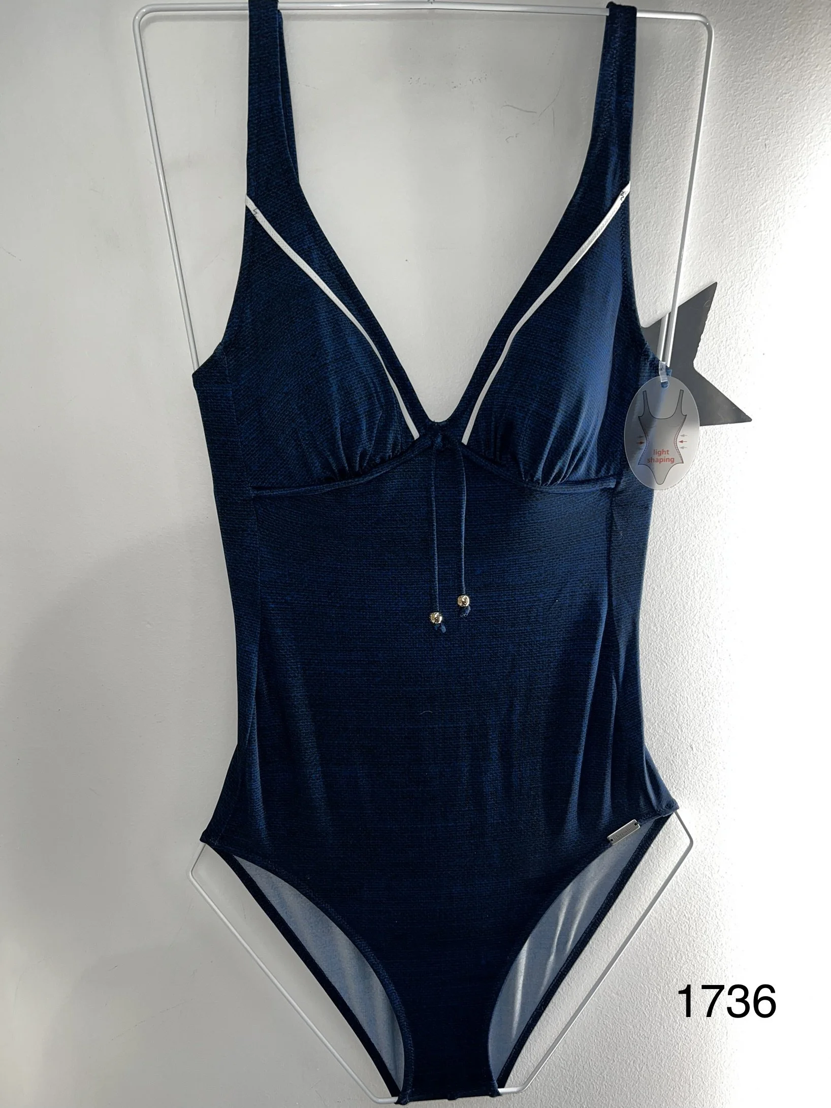 Disponible en 38,40,44,46,48 en bonnet E et en bonnet B : 42, 44