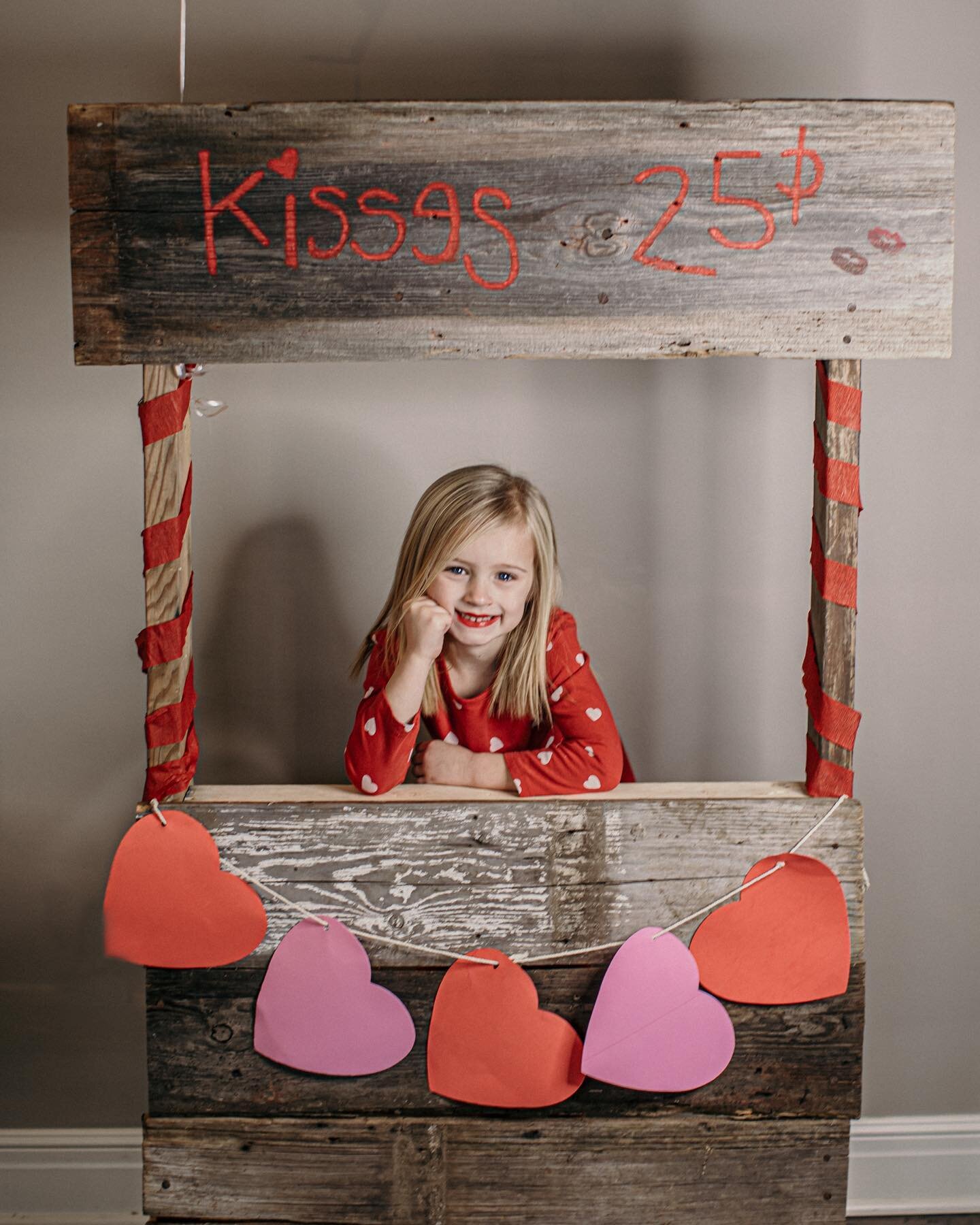 Two Valentine&rsquo;s Day photo settings brought to your house for a super cute holiday session ❤️