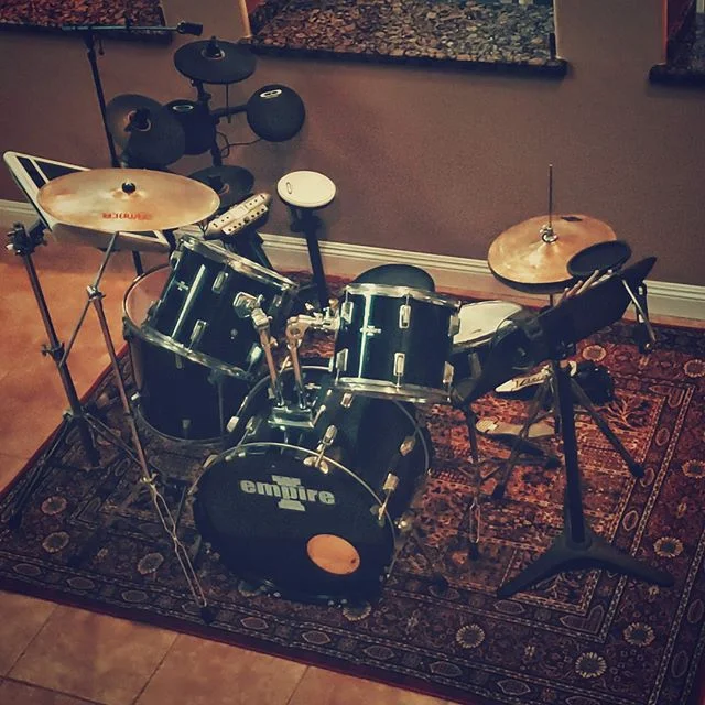 A practice kit plus octapad and electronic kit we have setup in the lobby for the team and guests to mess around with at the #Studio! 🥁#drums #drumkit