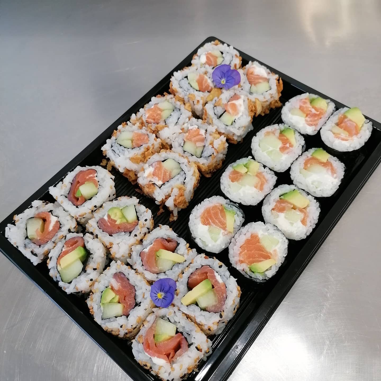 🥑🍣California rolls, onion rolls ou futomaki ? Retrouvez l'int&eacute;gralit&eacute; de notre carte sur sushifrenchy.fr🍣🥑