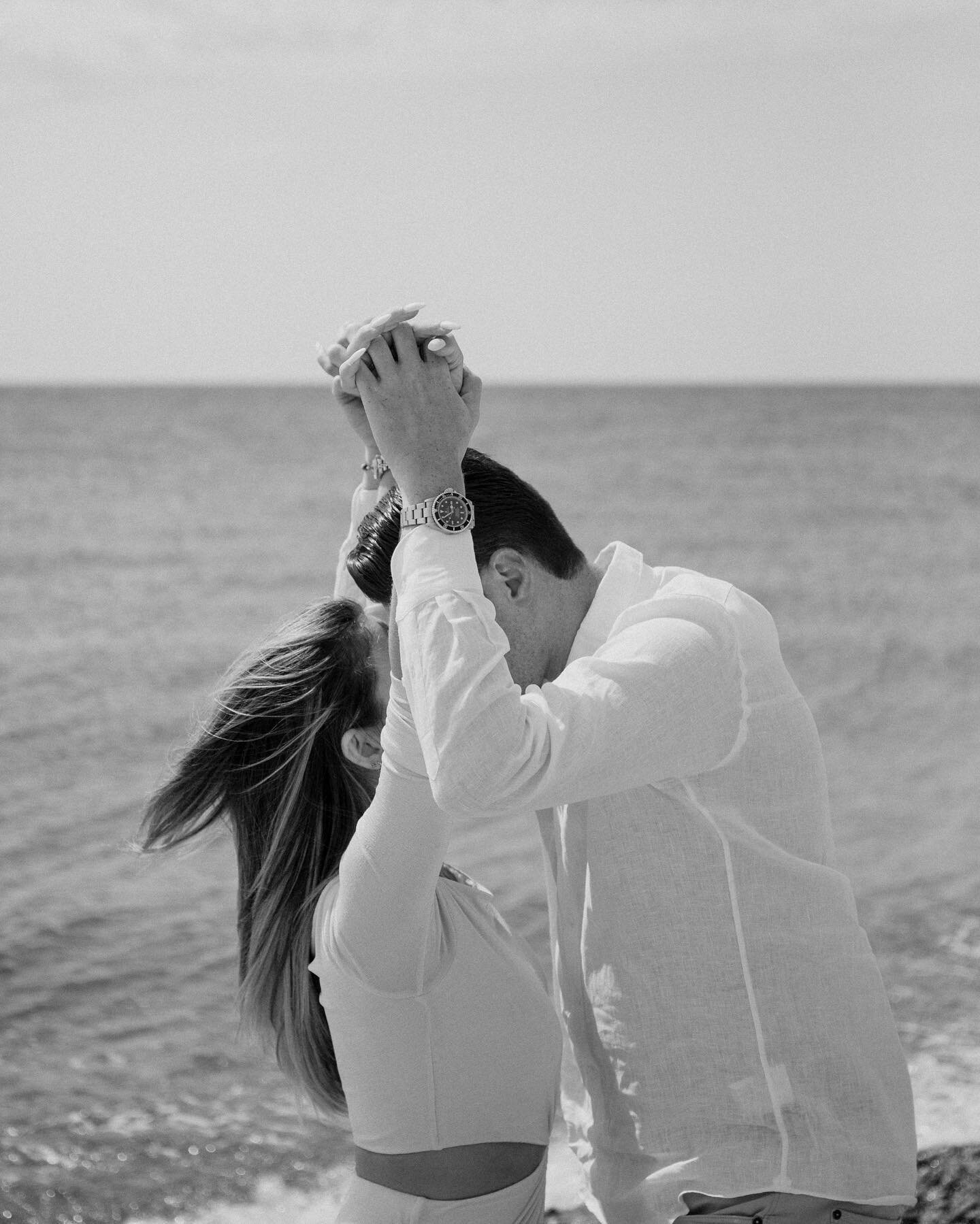 That &lsquo;just got engaged&rsquo; kinda feeling. 💍 

😍🔥

#nantucket 
#portraitphotography 
#proposal