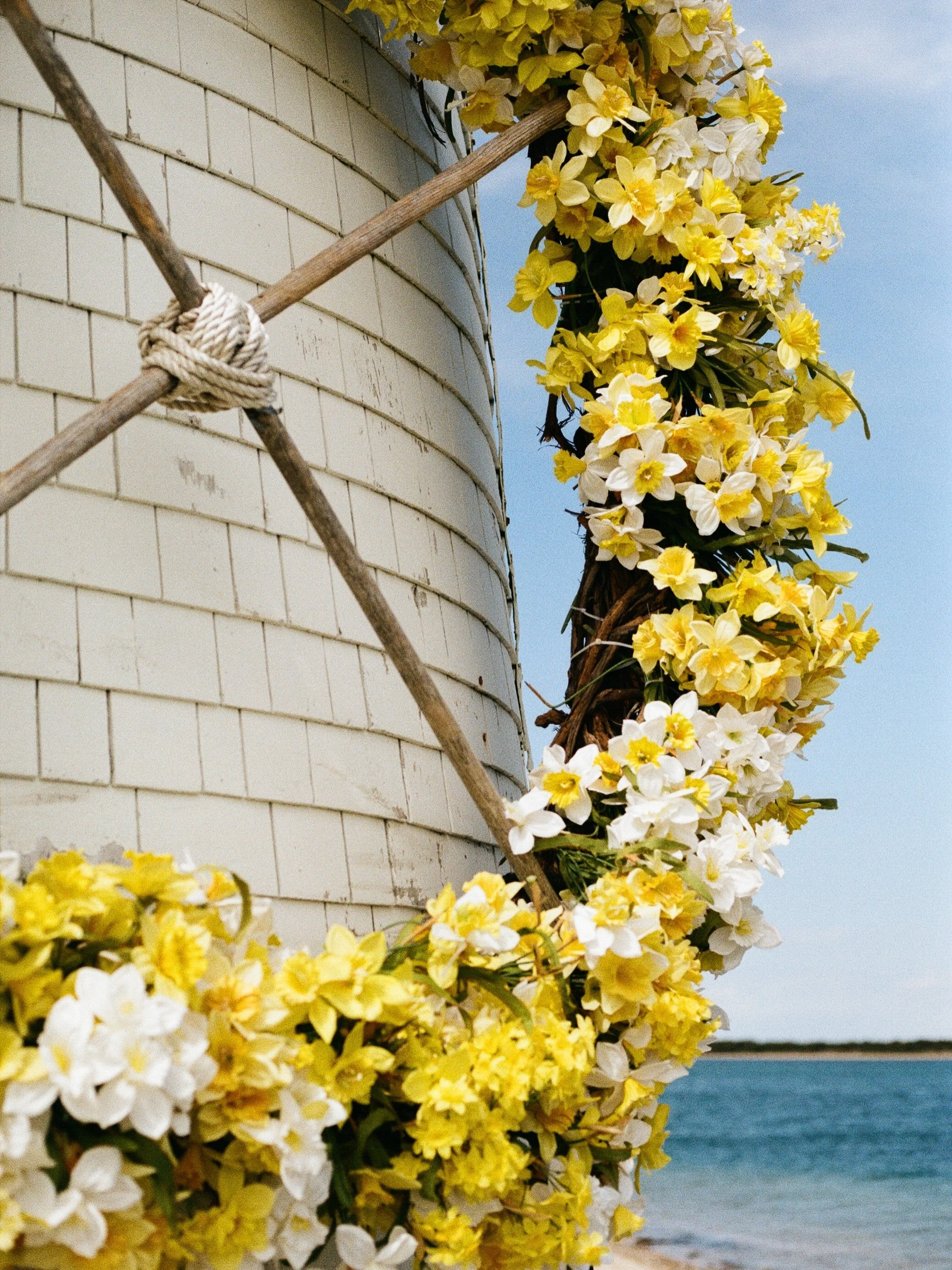 I got some film scans back from Daffodil weekend ! It was my first time using Kodak Ektacolor Pro 400 film ~ I did some experimenting with pushing it a stop and I&rsquo;ll share those in separate post. :) 

🤸🌼

happy Monday! 

#nantucket
#nantucket