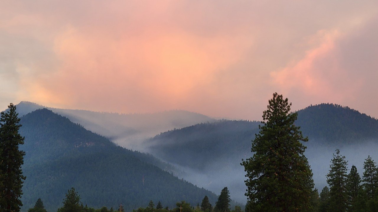 Valleys holding smoke as evening quietly takes over.

#SmokySkies
#MountainValleys
#WildfireSeason
#FadingLight
#NatureMood