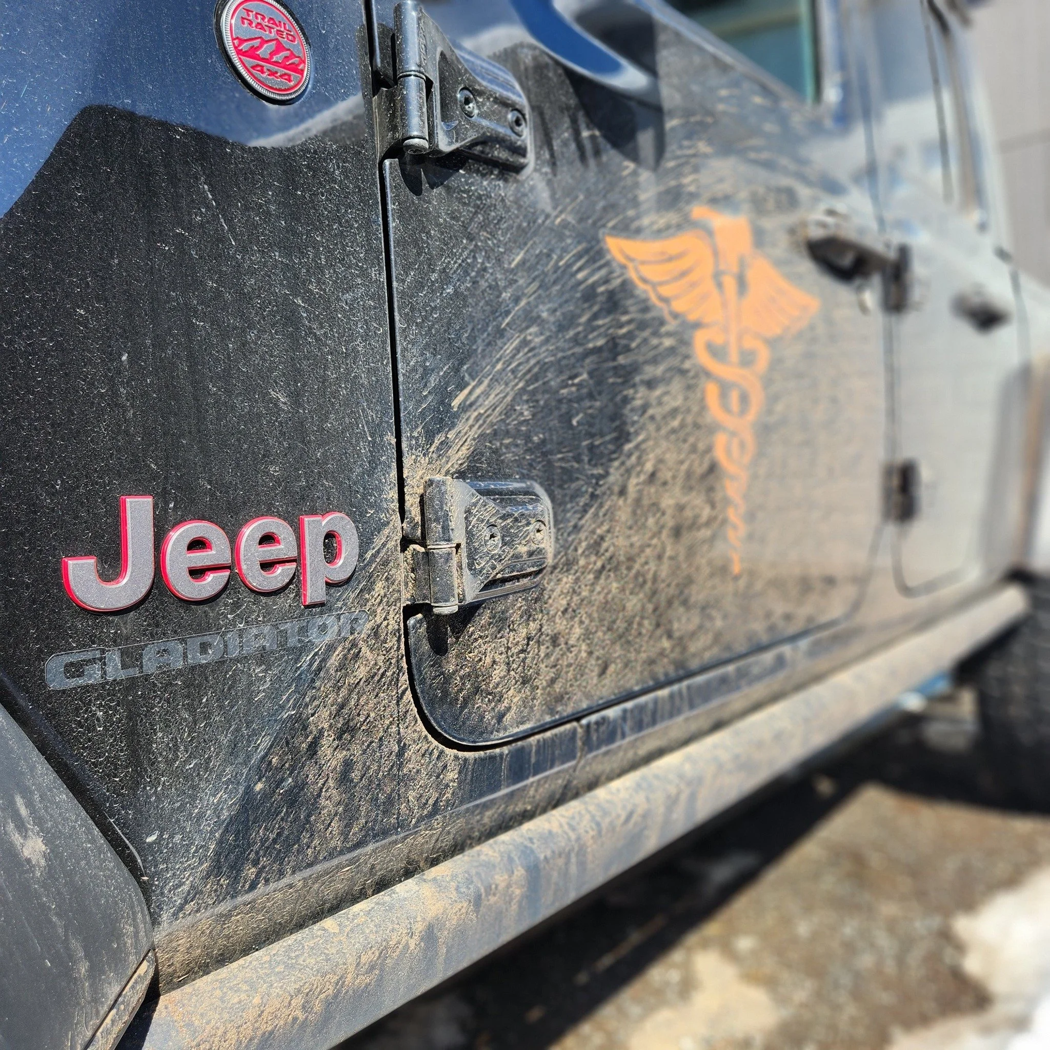 Over the last few months our jeeps have gotten some upgrades, and no longer looks like this- stay tuned for the final product!! 

#jeepbuild #jeepgladiator #jeep #upgrades