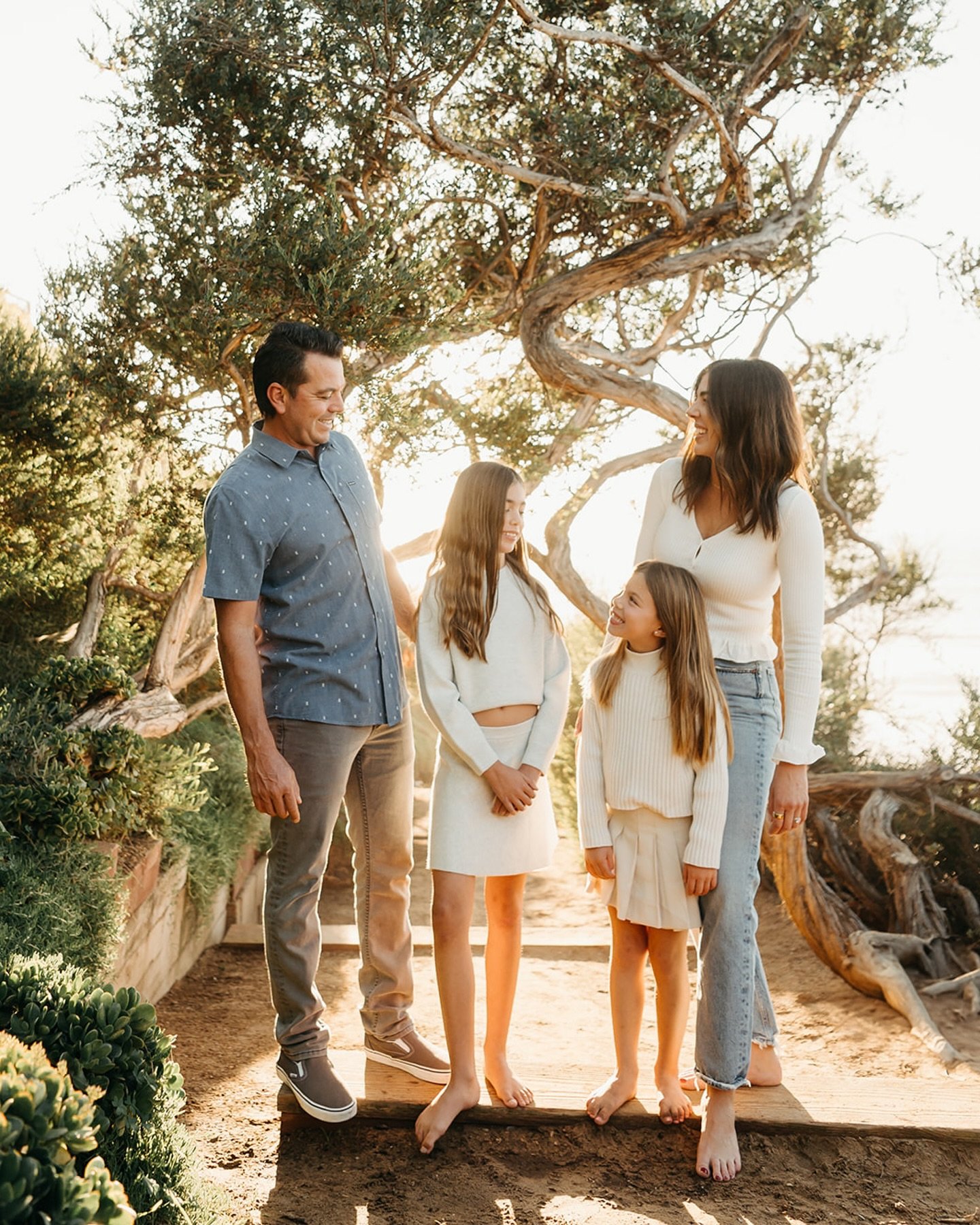 Almost have all my card sneak peeks out! And my last mini is on Monday 🙌🏻 Once I finish everyone&rsquo;s full galleries I&rsquo;m taking a break from IG 🤣🤪 Grateful for all of you!

#encinitasphotographer #encinitasfamilyphotographer #carlsbadpho