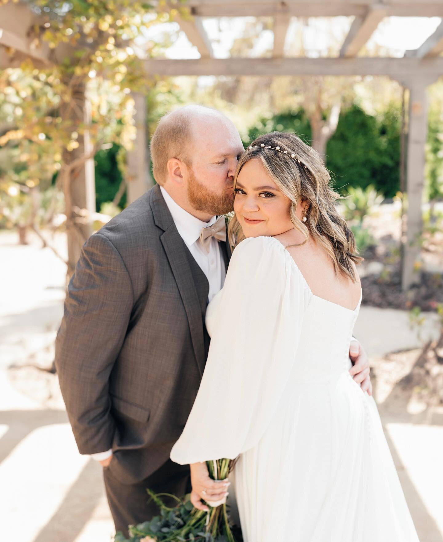 A few weeks ago in Santa Barbara, the newly elusive SoCal sun came out just in time for the Tempels to get married. ☀️

This couple's celebration at the gorgeous Santa Barbara Historical Museum was laid-back and beautiful as could be. The already stu