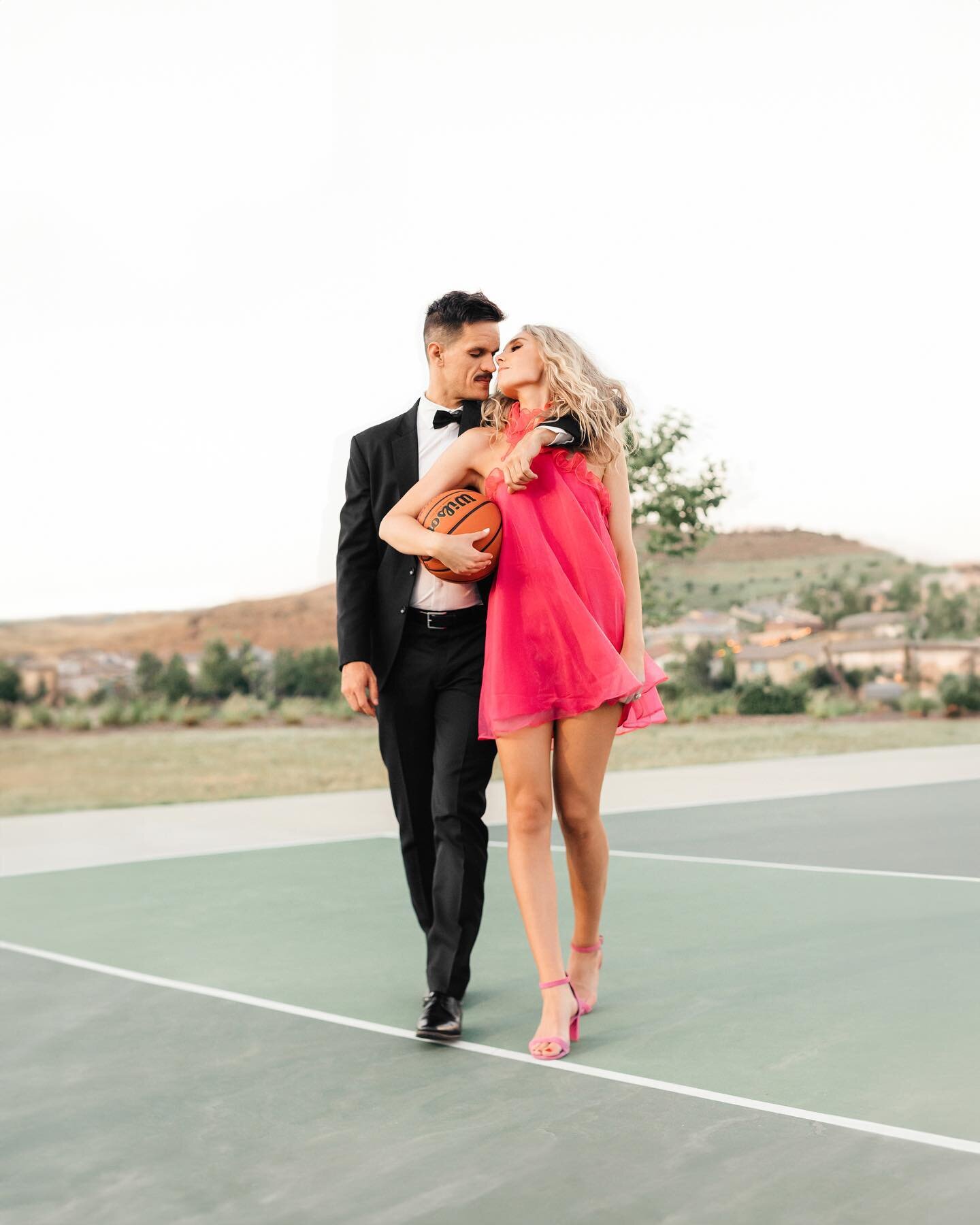 When a blonde bombshell tells you her engagement session vision is &quot;a fancy sports moment,&quot; you get STOKED &amp; you race to meet them at the closest aesthetically pleasing basketball court. 🏃🏻&zwj;♀️

This shoot stretched + tickled my br