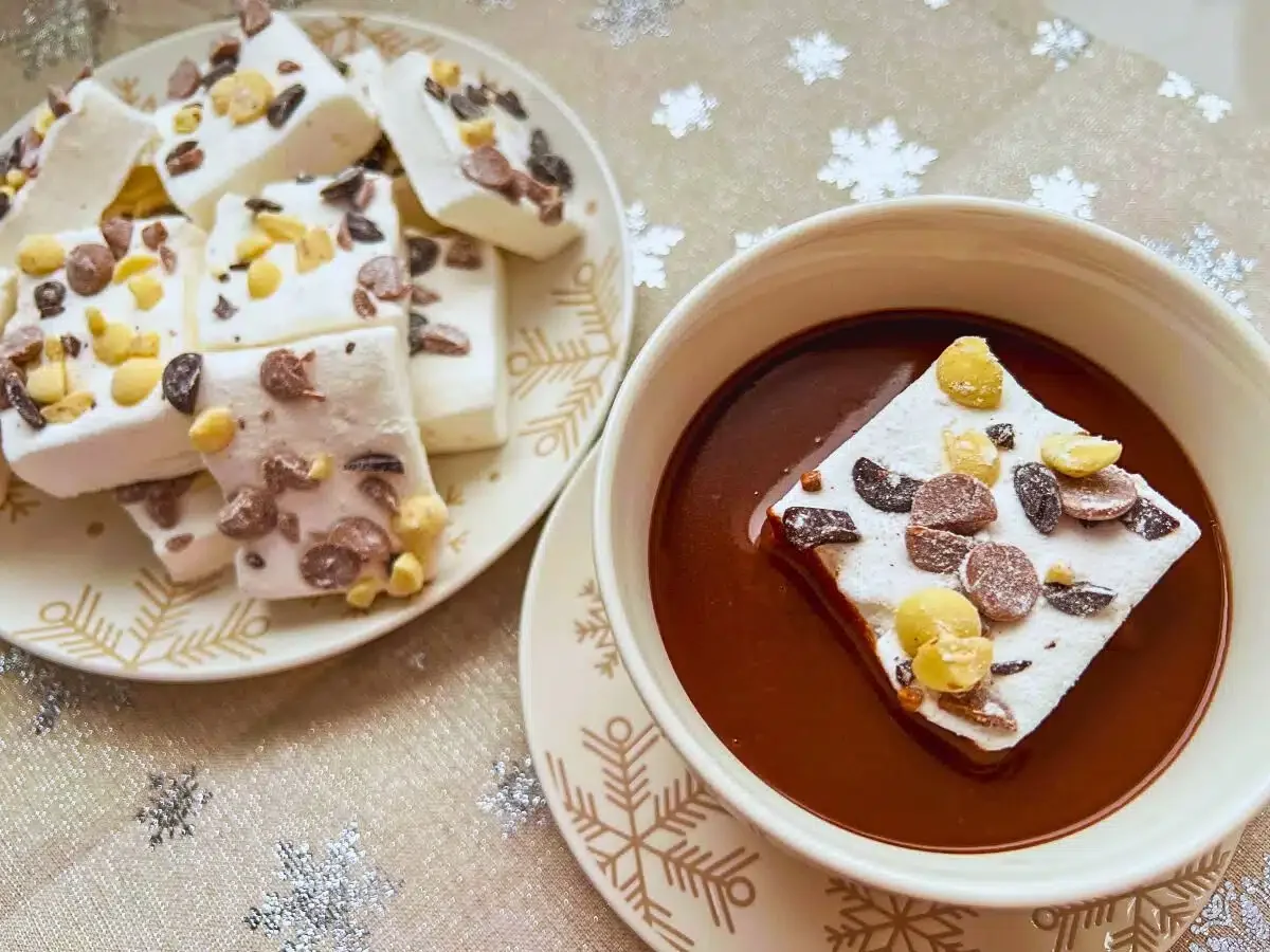 cozy hot cocoa bar ideas (3).webp