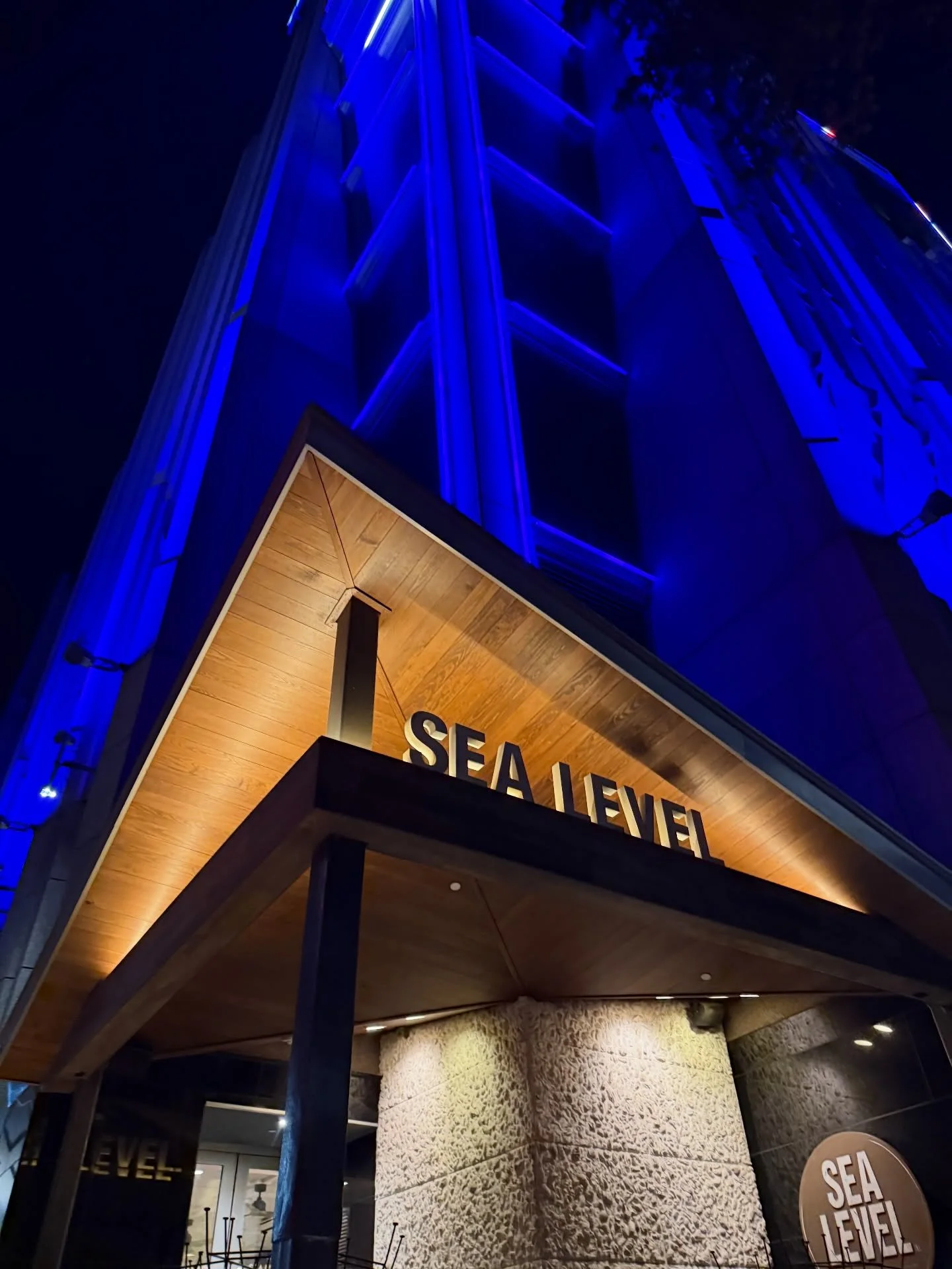 Our sails stay down on Sundays, but our reservation books are open if you&rsquo;re looking to book your NYE dinner. ✨ Imagine: a 2 or 3-tier fresh seafood tower, craft cocktails (including personalized printing on foamy bevies), and succulent, sustai