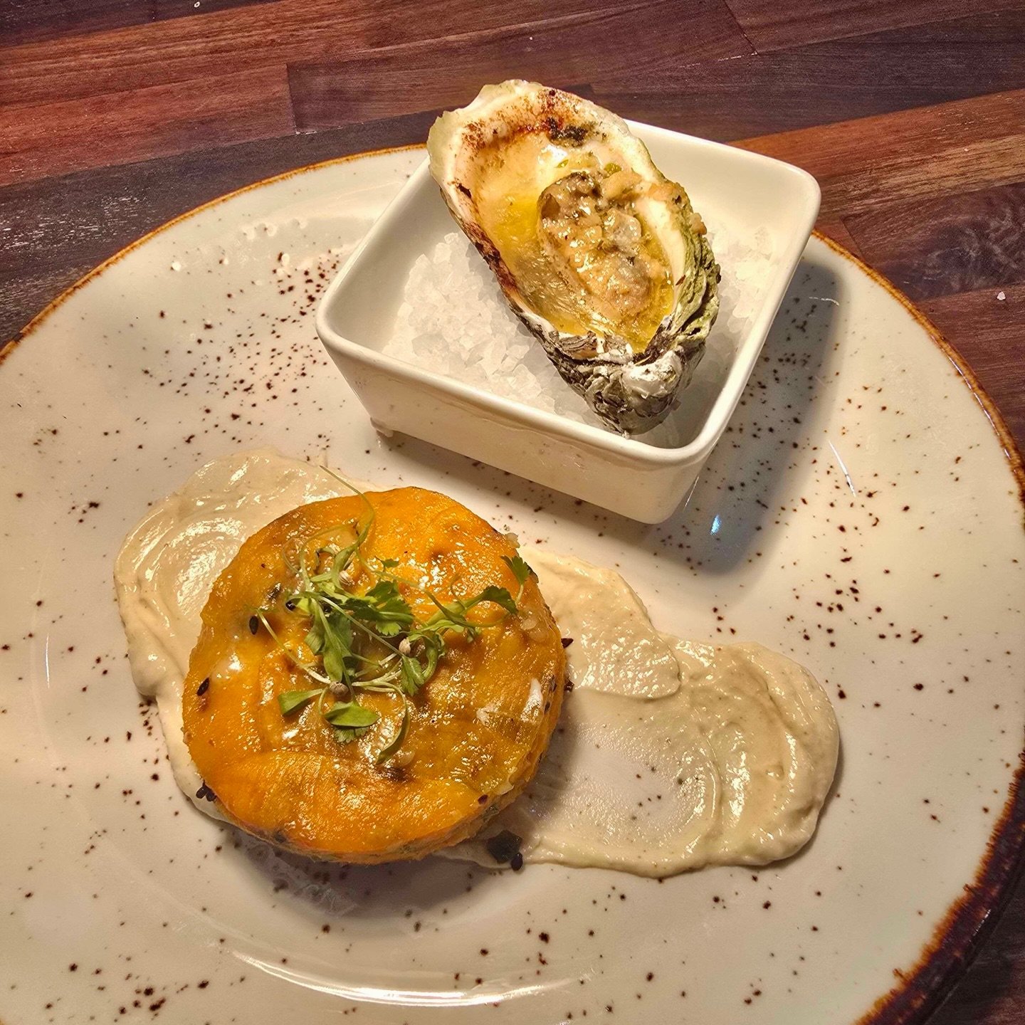 January Oyster Session: Superfoods 🌱

Celebrate the new year with a five-course, superfood-focused experience at our raw bar led by Owner + Oyster Expert, Paul Manley.

Enjoy an oyster journey featuring oysters prepared four ways: raw, fried, baked,