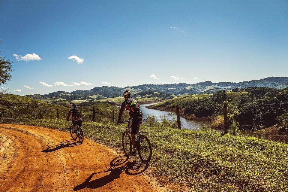 cyclists-1534907_960_720.jpg