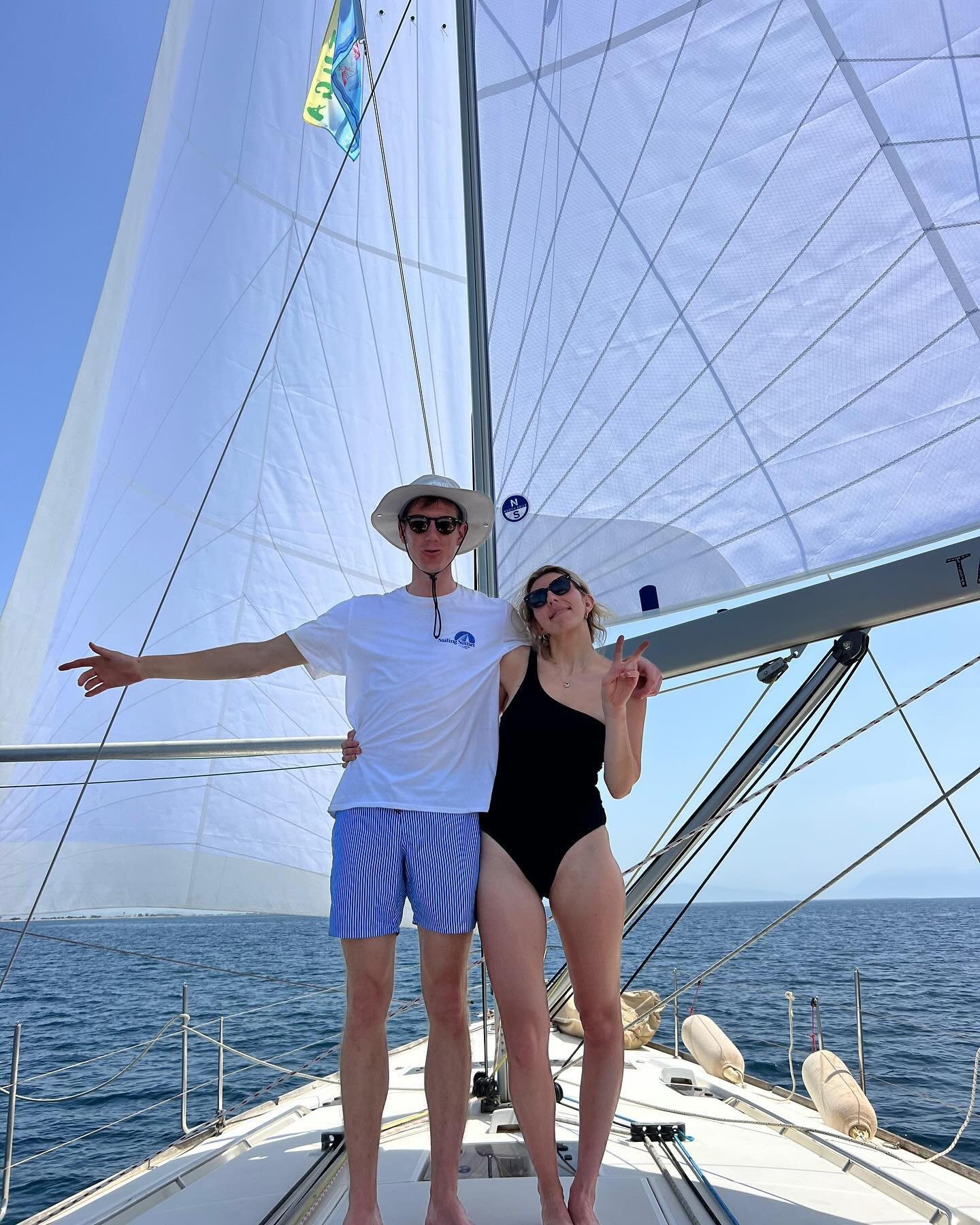 Hi! We live on a boat now(!!!!!). Here are some pics of us putting the old gal in the water. And some pics of us putting the boat in the water too (lol). Substackers! I&rsquo;m so sorry for the radio silence - relocating our entire life has actually 