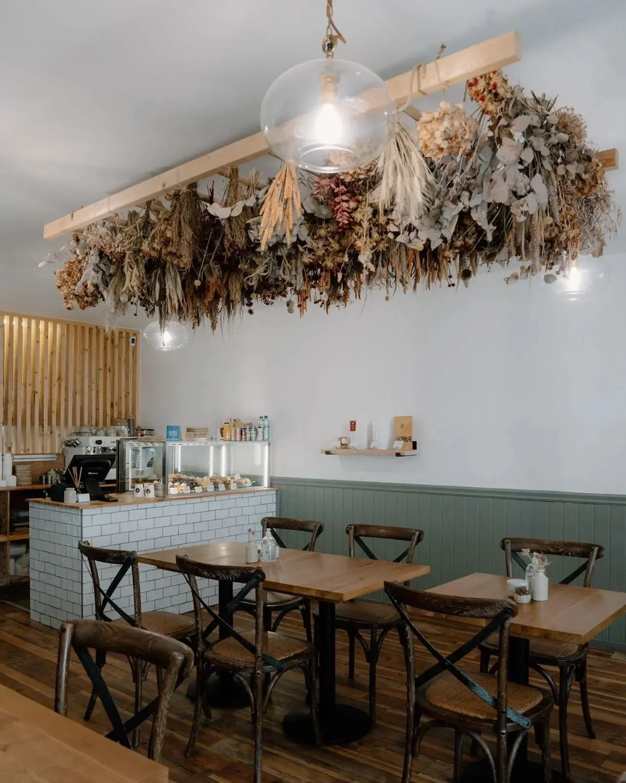 I loved making this bespoke dried installation for @cult.cafe.ullapool 
📸@simonhird 

#ullapool #driedflowers #scottishflorist #highlandflorist #cultcafe
