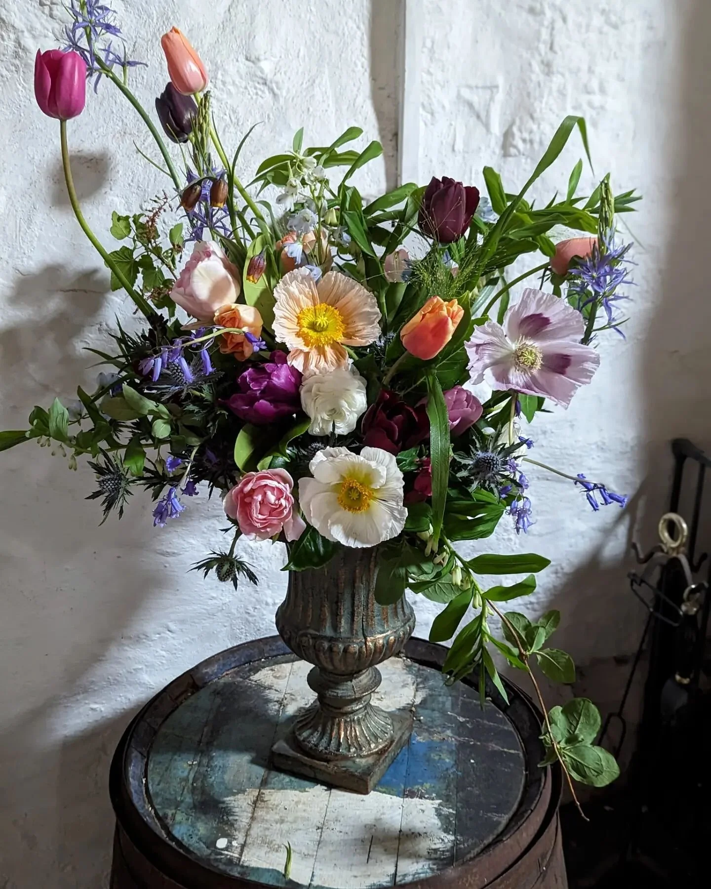 Lovely to be back @bogbainfarm this week.

Big thanks to @sunnymound_flowergarden and @lilyfield_flowers for supplying me with such gorgeous locally grown blooms 🌷

#bothyblooms #scottishflorist #highlandflorist #eventflorist #whiskytrail  #bogbain