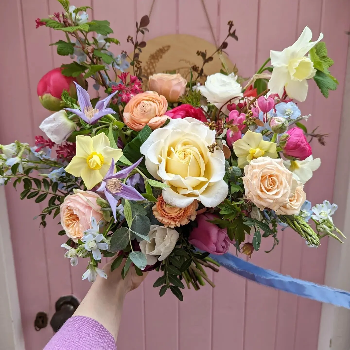 A big congratulations to the lovely Emma and Jeff who travelled all the way from Canada to the gorgeous @housescatwell. They continued their journey to Torridon to tie the knot surrounded by friends and family and some rather epic scenery, all captur