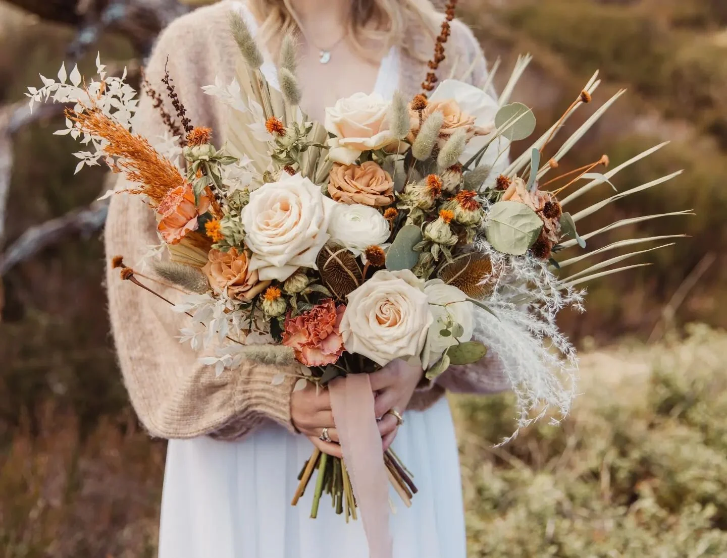 Throwback to this beautiful shoot with @catrionaelizabeth @lizzieebee_ #bothyblooms
#scottishflorist #styledshoot #scottishhighlands #elopement