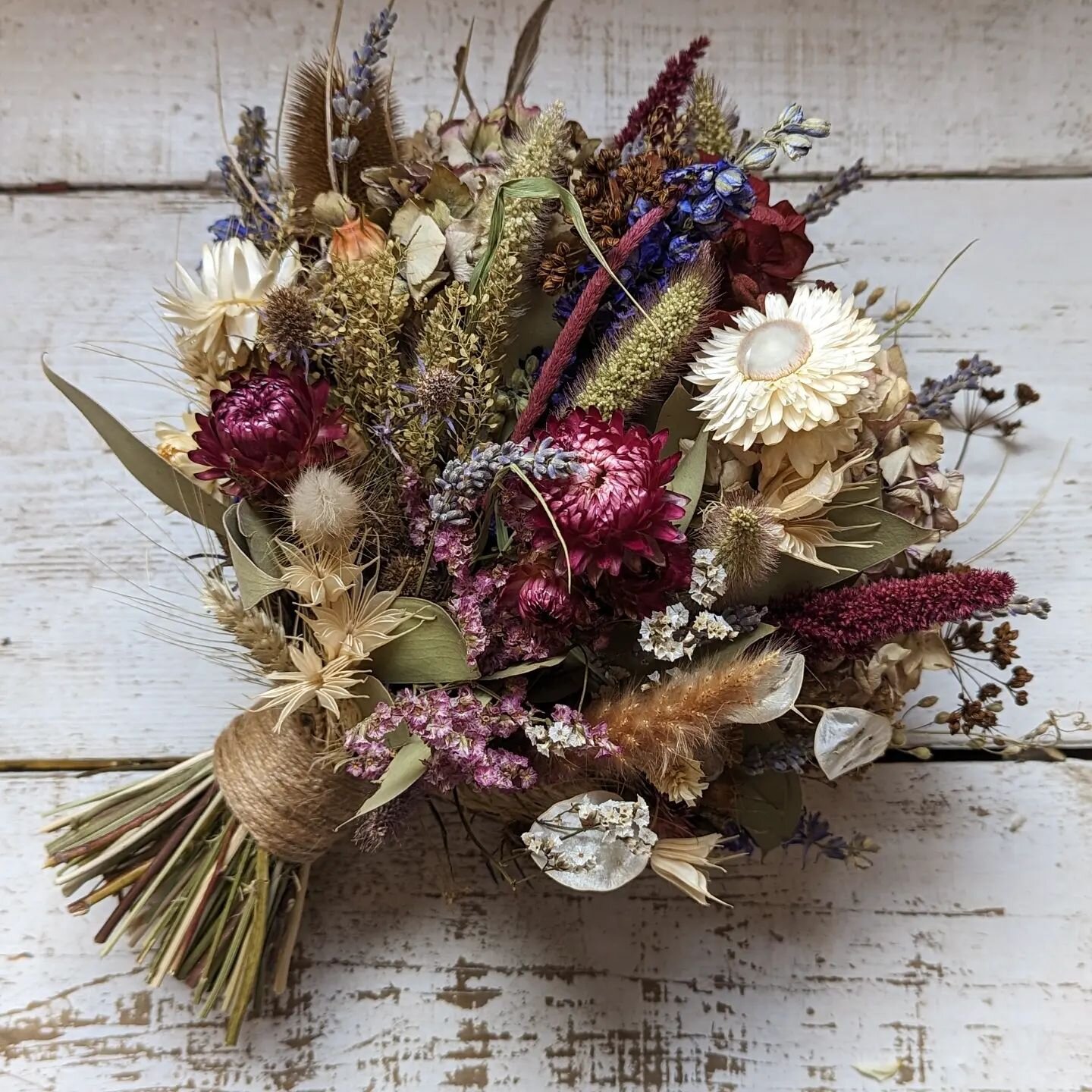 Some recent dried bridal work. 

#bothyblooms #scottishflorist #highlandflorist #driedflowers #bridalbouquet #driedbridalbouquet #driedflowercomb