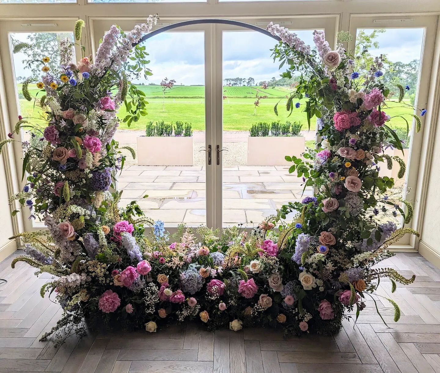 Such dreamy florals for the wedding of Alison and Chris @newhallmains last weekend. Congratulations to you both, it was a such a gorgeous day ❤️

Suppliers
@alisonwhitephotographyuk 
@thelunchboxboys 
@athenaaandreasmakeup 
@cakesbycarrieanne 
@evas_