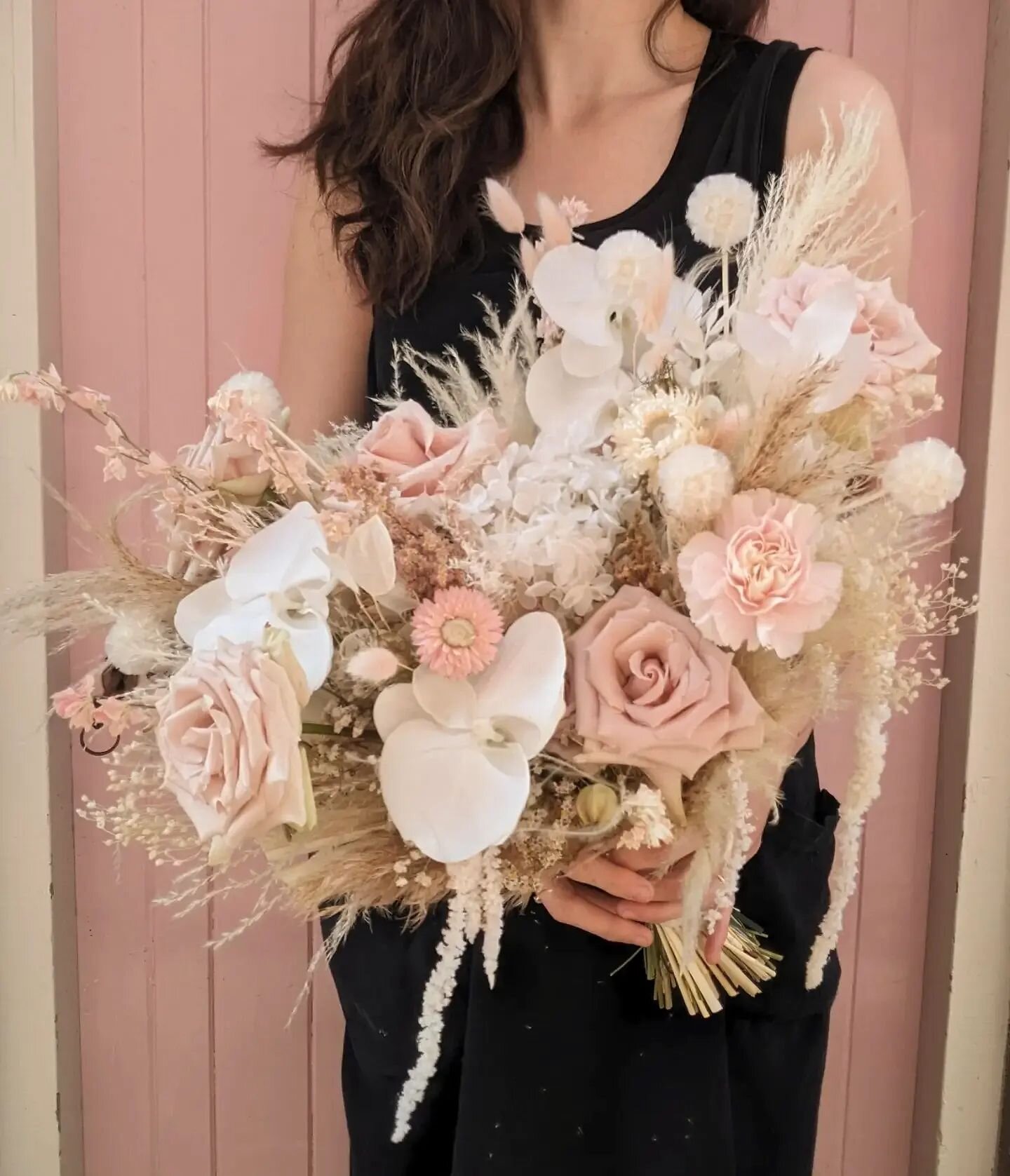 A lovely mixture of Dried flowers and fresh blooms for the lovely Rachael. Such a pretty combination and the perfect backdrop for a twinkly barn ceremony @bogbainfarm ✨

#bothyblooms #scottishflorist #highlandflorist #highlandwedding #bogbain #driedf