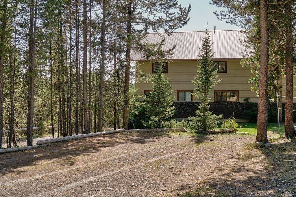 big-cabin-rental-yellowstone-idaho.jpg