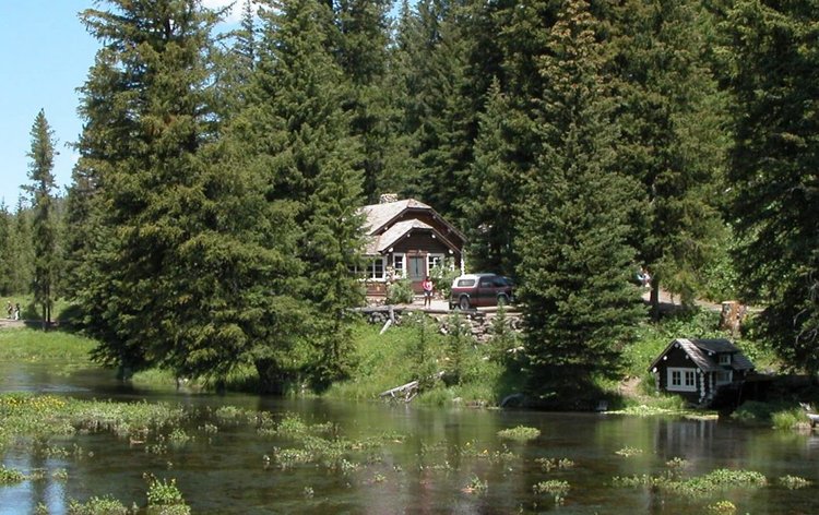 Historial Johnny Sack Cabin - snuggled at the very beginning of the henry’s fork of the snake river. we call it big springs river and it is located with in 10 minutes from The Gathering Place macks inn and the chalet in the forest.