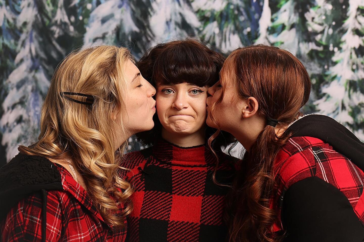 Merry kissmas #ThreeSistersAllStartWithP