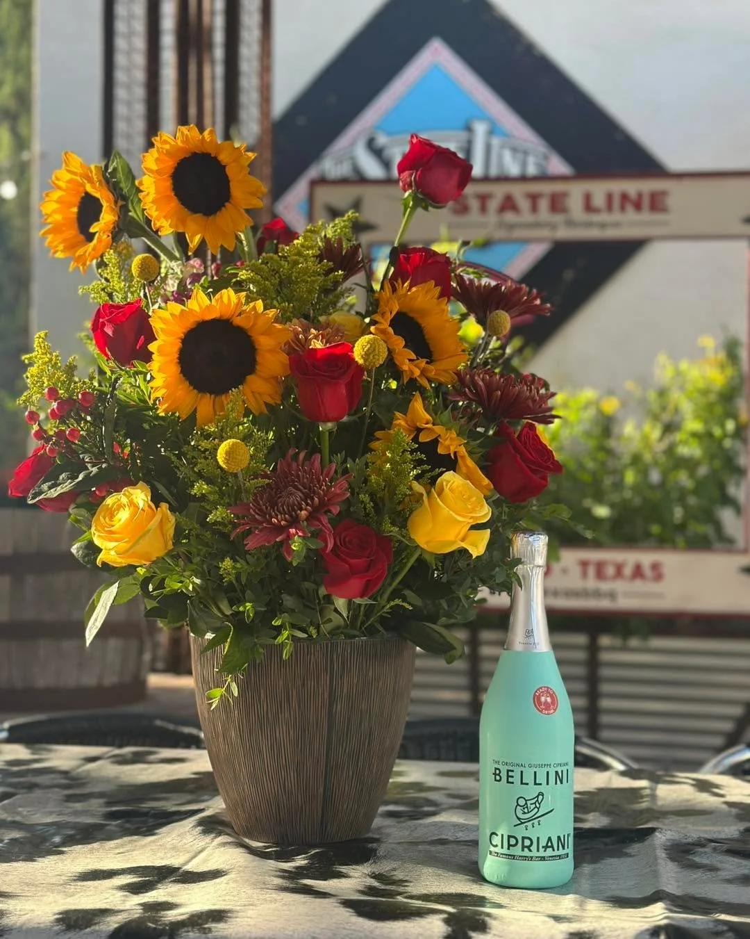 Bellini Cipriani, chilled and charming 💙—a sparkling sip that brings effortless elegance to any sunny afternoon. #BelliniVibes #CiprianiStyle #PopFizzCheers