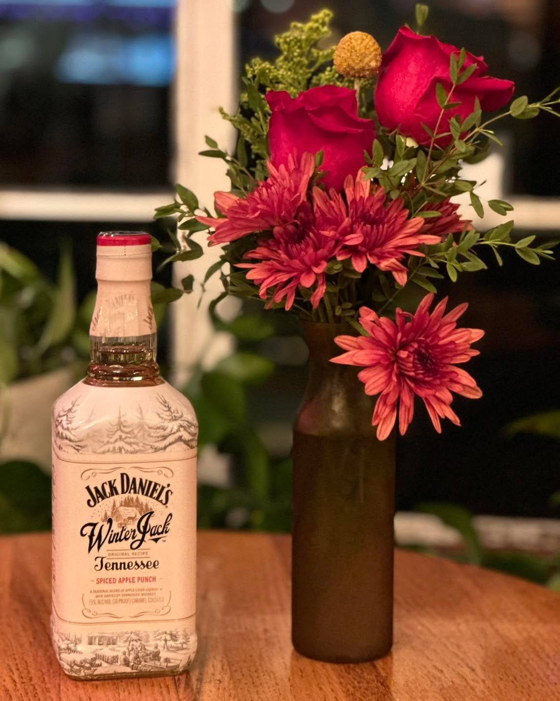 ❄️ Cozy up with a winter classic: Jack Daniel&rsquo;s Winter Jack Tennessee Spiced Apple Punch. Crisp apple, warm spices, and a hint of whiskey&mdash;perfect for fireside sipping or festive gatherings. #WinterJack #SpicedApplePunch #SideDoorSeasonalS