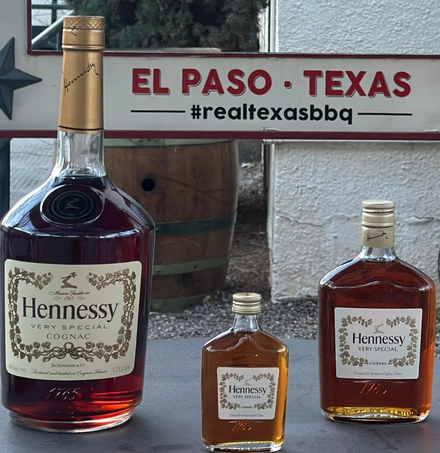 Three sizes. One legacy.
Hennessy Very Special&mdash;crafted for every moment worth remembering.
Proudly displayed at State Line, where El Paso&rsquo;s legendary barbeque meets timeless taste. #RealTexasBBQ #HennessyHeritage #ElPasoPride